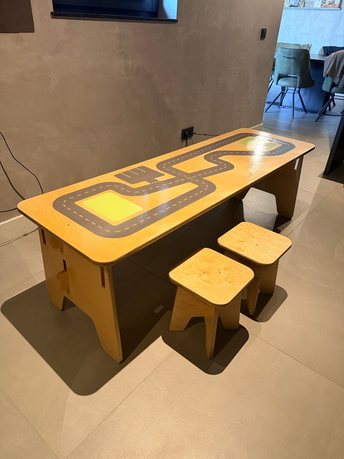 Speeltafel met racebaan en 2 krukjes, Ophalen, Gebruikt