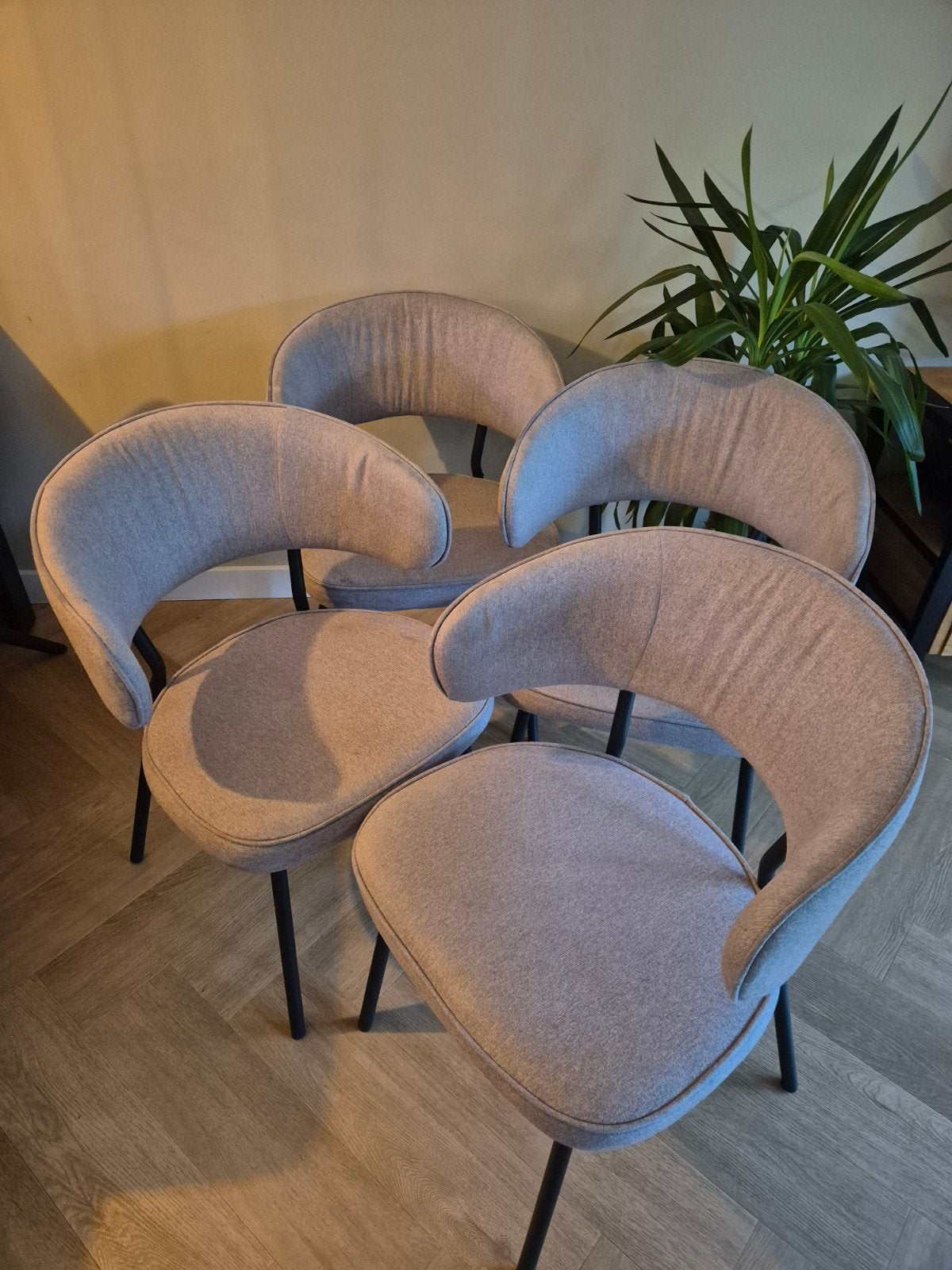Set van 4 moderne eetkamerstoelen - Grijs stof en metaal, Zo goed als nieuw, Grijs, Modern, Eigentijds, Ophalen