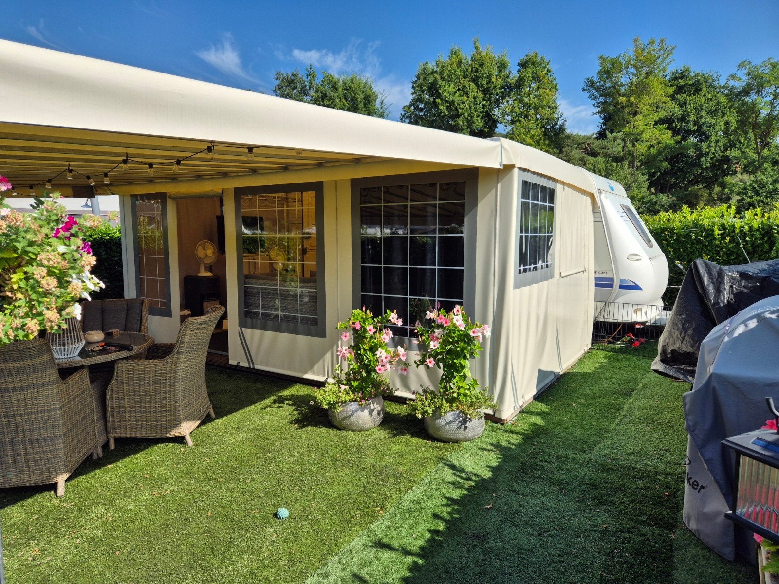 Hobby caravan met stapelbed en voortent, Hobby, Treinzit, 750 - 1000 kg, Particulier