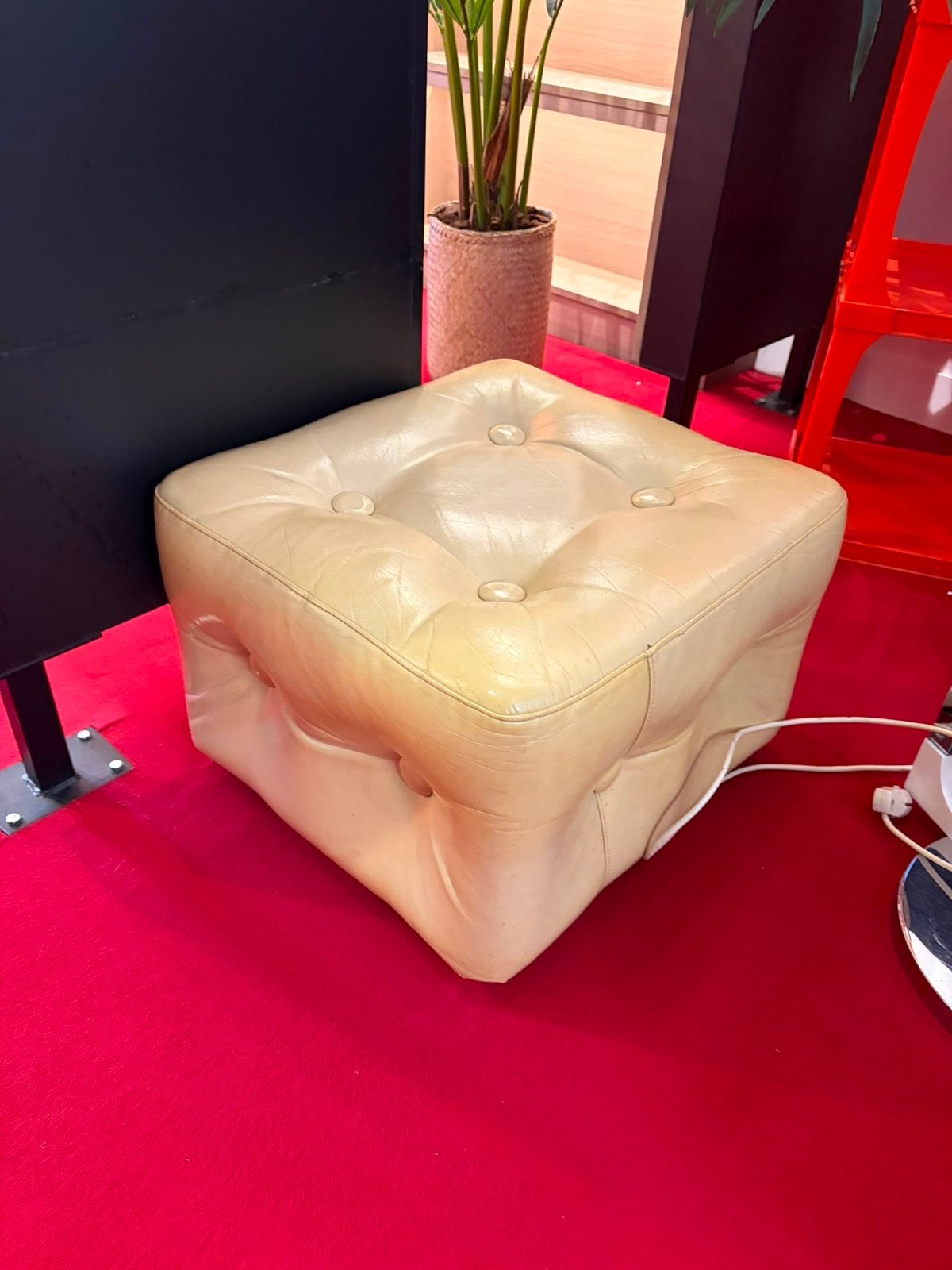 Beige leren poef, Nieuw, Leer, Ophalen of Verzenden, 50 tot 75 cm