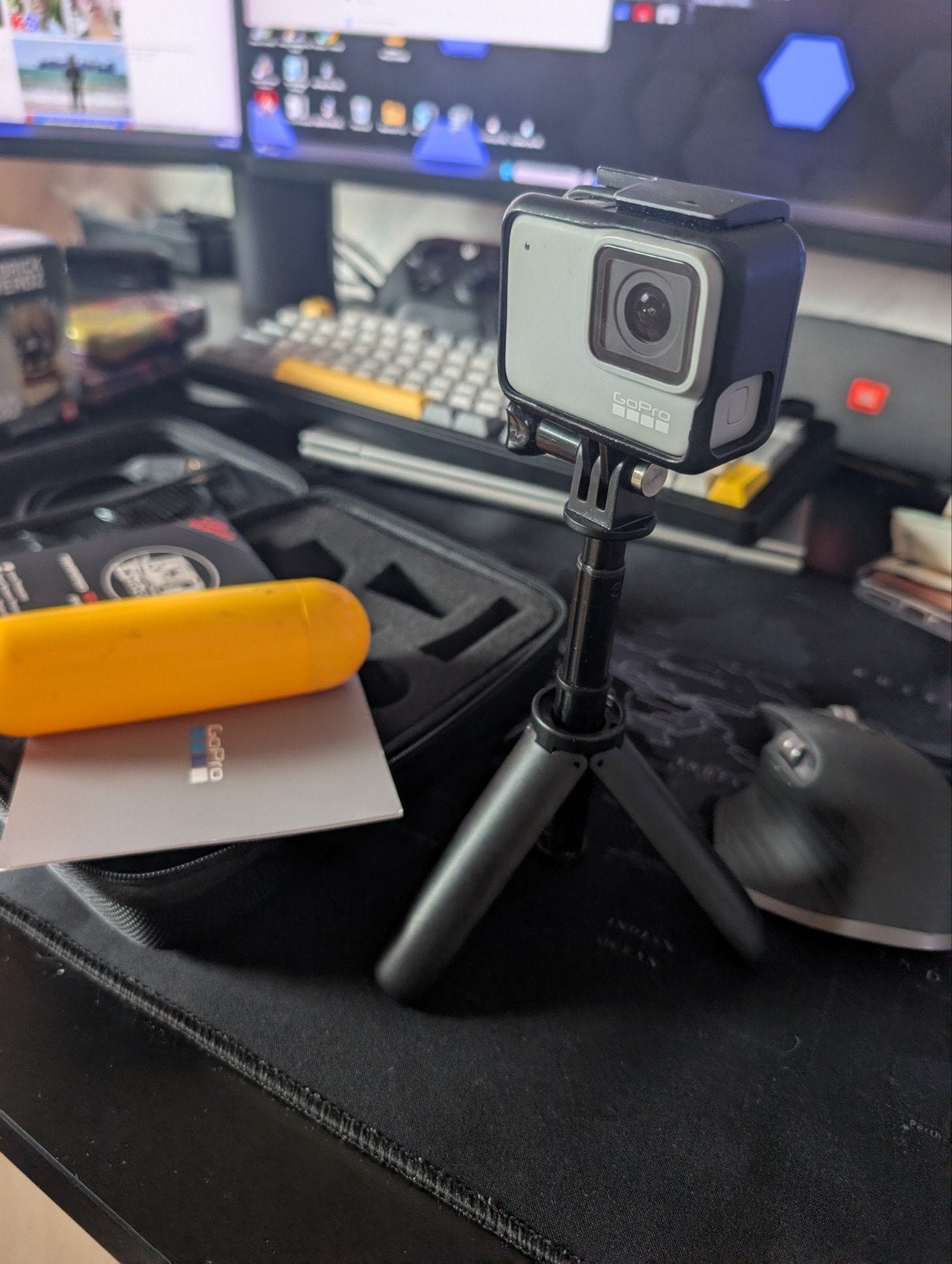 Foto 2 van Complete GoPro HERO White Set – Inclusief Veel Accessoires!