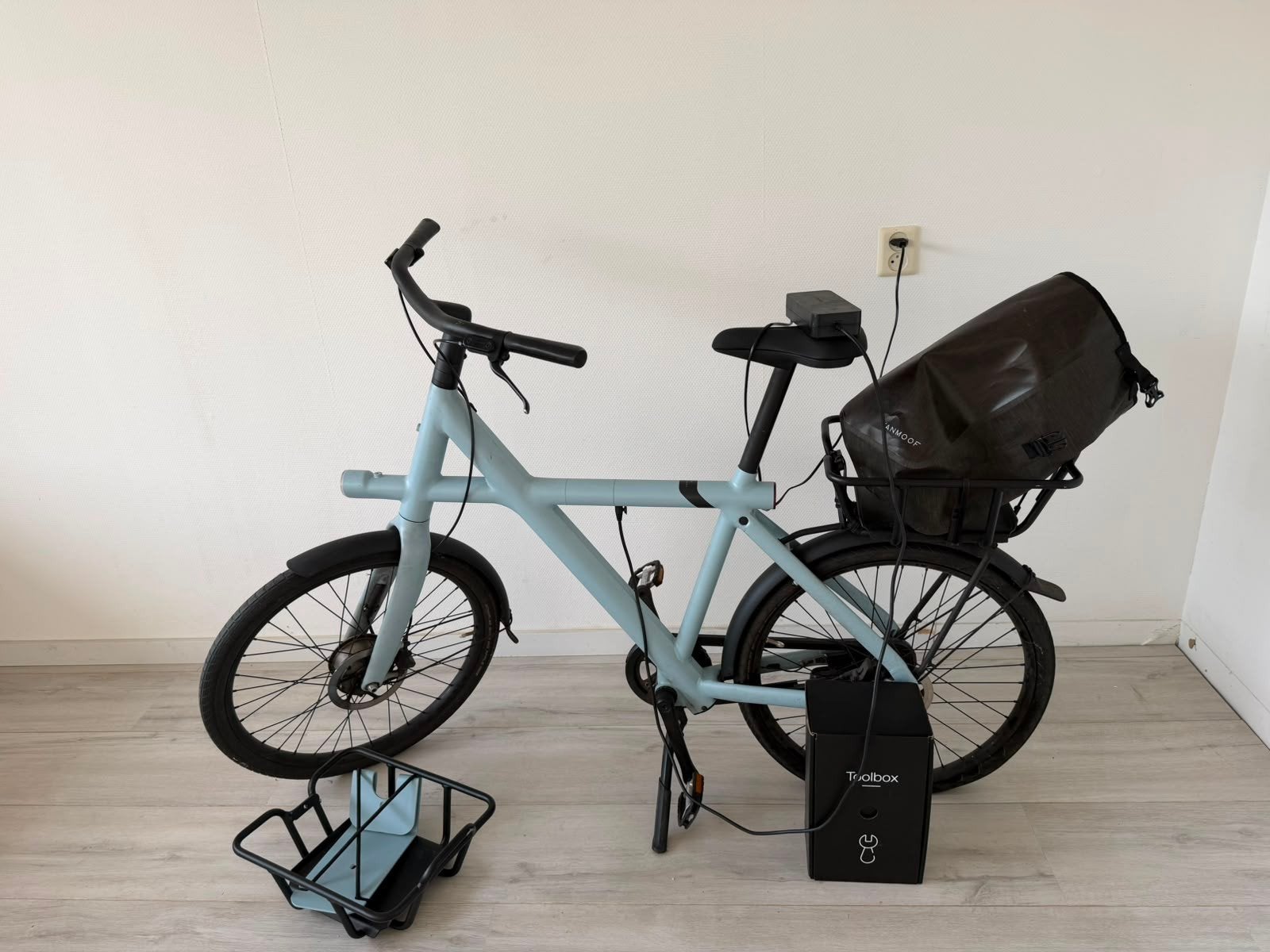 Vanmoof X3 E-bike - Lichtblauw met mandje en fietstas, Fietsen en Brommers, Elektrische fietsen, Ophalen, Gebruikt, 55 tot 59 cm