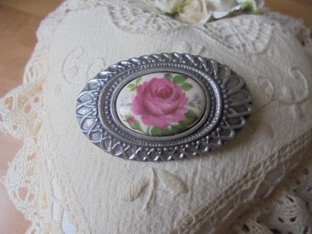 Vintage broche tin met porselein, Sieraden, Tassen en Uiterlijk, Ophalen of Verzenden, Zo goed als nieuw, 4 tot 7 cm, Overige materialen