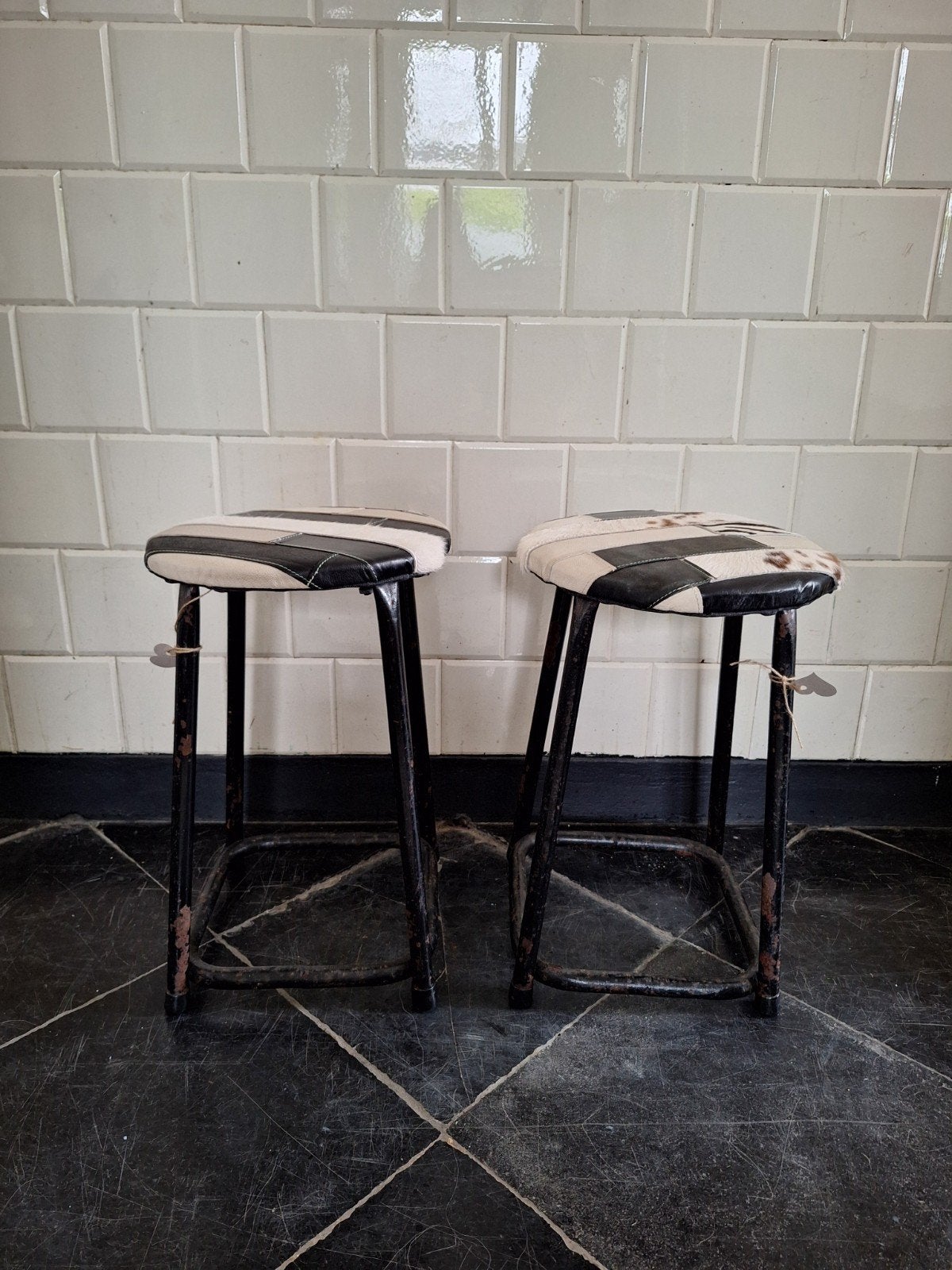 Ronde vintage kruk, zwart staal, patchwork lederen bekle, Gebruikt, Vintage, Ophalen of Verzenden, Nvt
