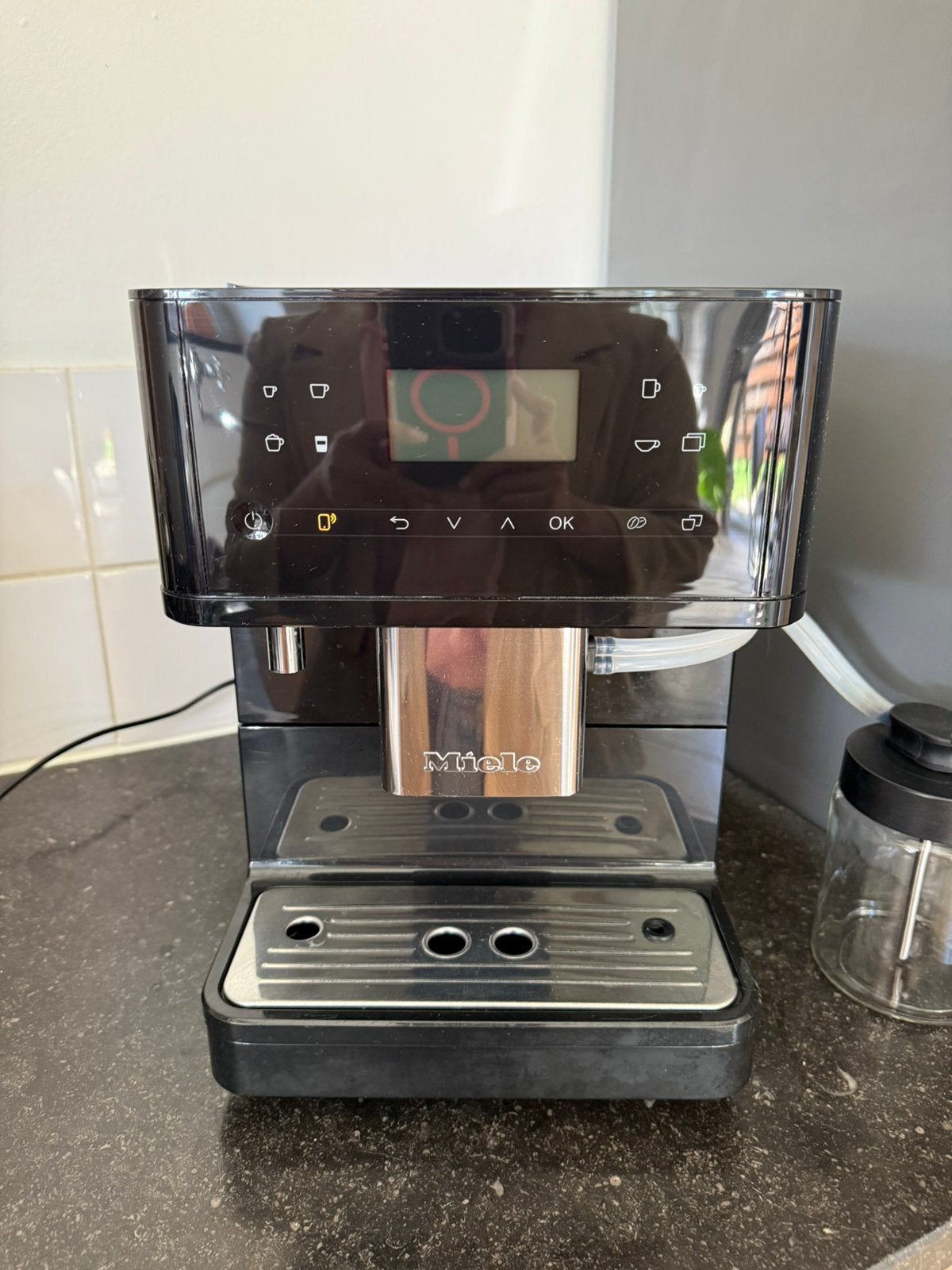 Zwarte koffieautomaat Miele CM6160, Witgoed en Apparatuur, Ophalen of Verzenden, Zo goed als nieuw, Koffiemachine