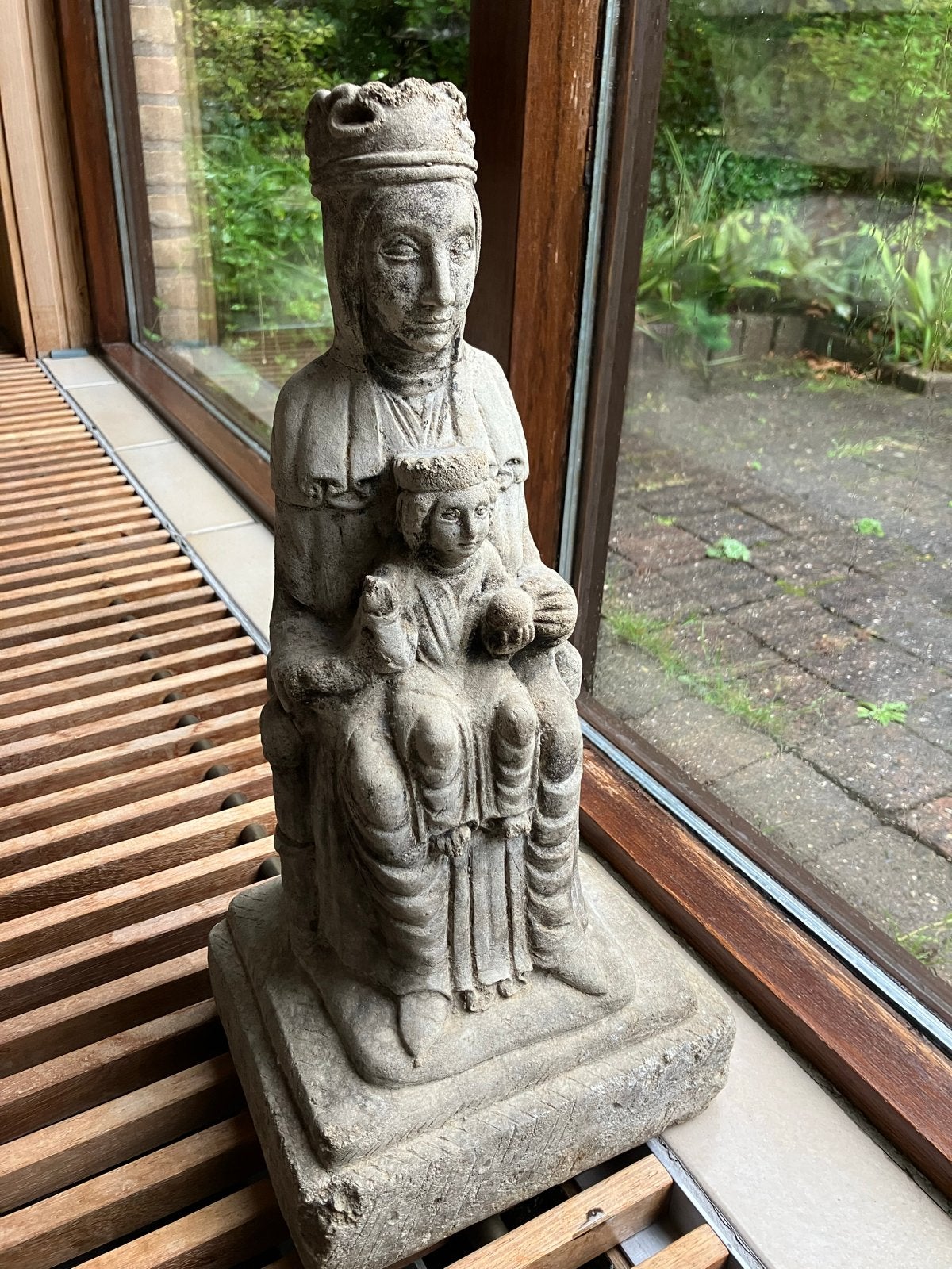 Antiek stenen beeld Maria met kind, religieuze sculptuur, Antiek en Kunst, Ophalen, Handgemaakt, 20 - 50 cm, Steen of Keramiek