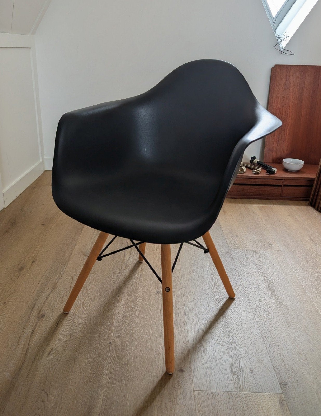 Foto 2 van [MOET WEG] 4 zwarte Eames-stijl stoelen met houten poot