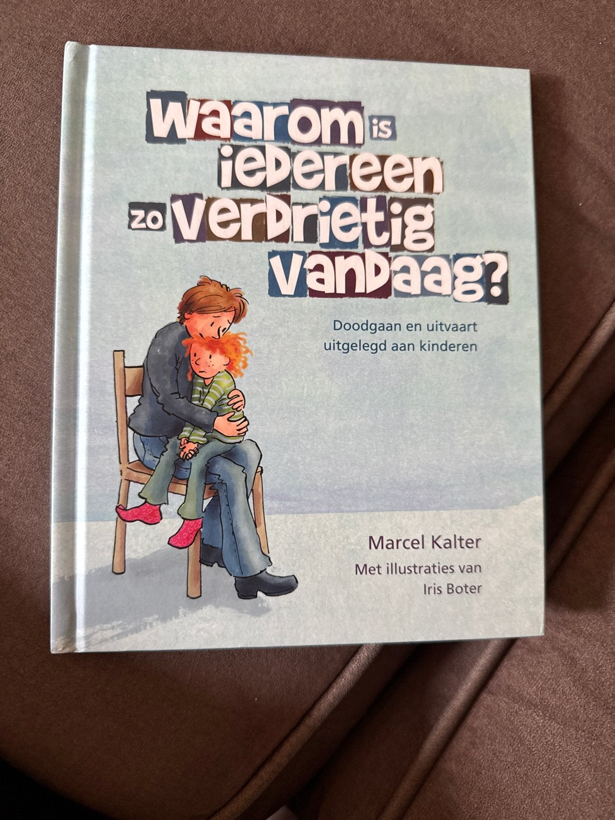 Waarom is iedereen zo verdrietig vandaag? (Kinderboek), Ophalen of Verzenden, Zo goed als nieuw, 3 tot 4 jaar