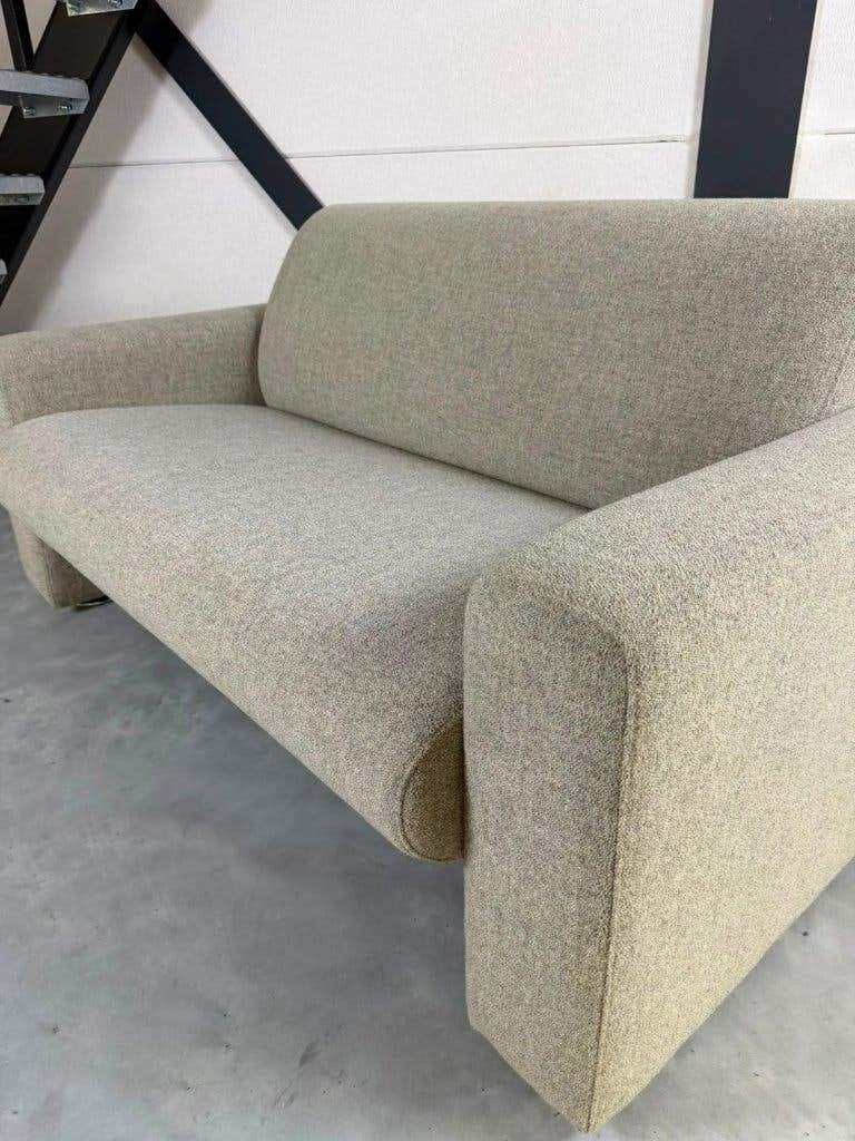 Artifort 691 – Zandbruin – Zo goed als nieuw, Ophalen, 150 tot 200 cm, Tweepersoons, 75 tot 100 cm