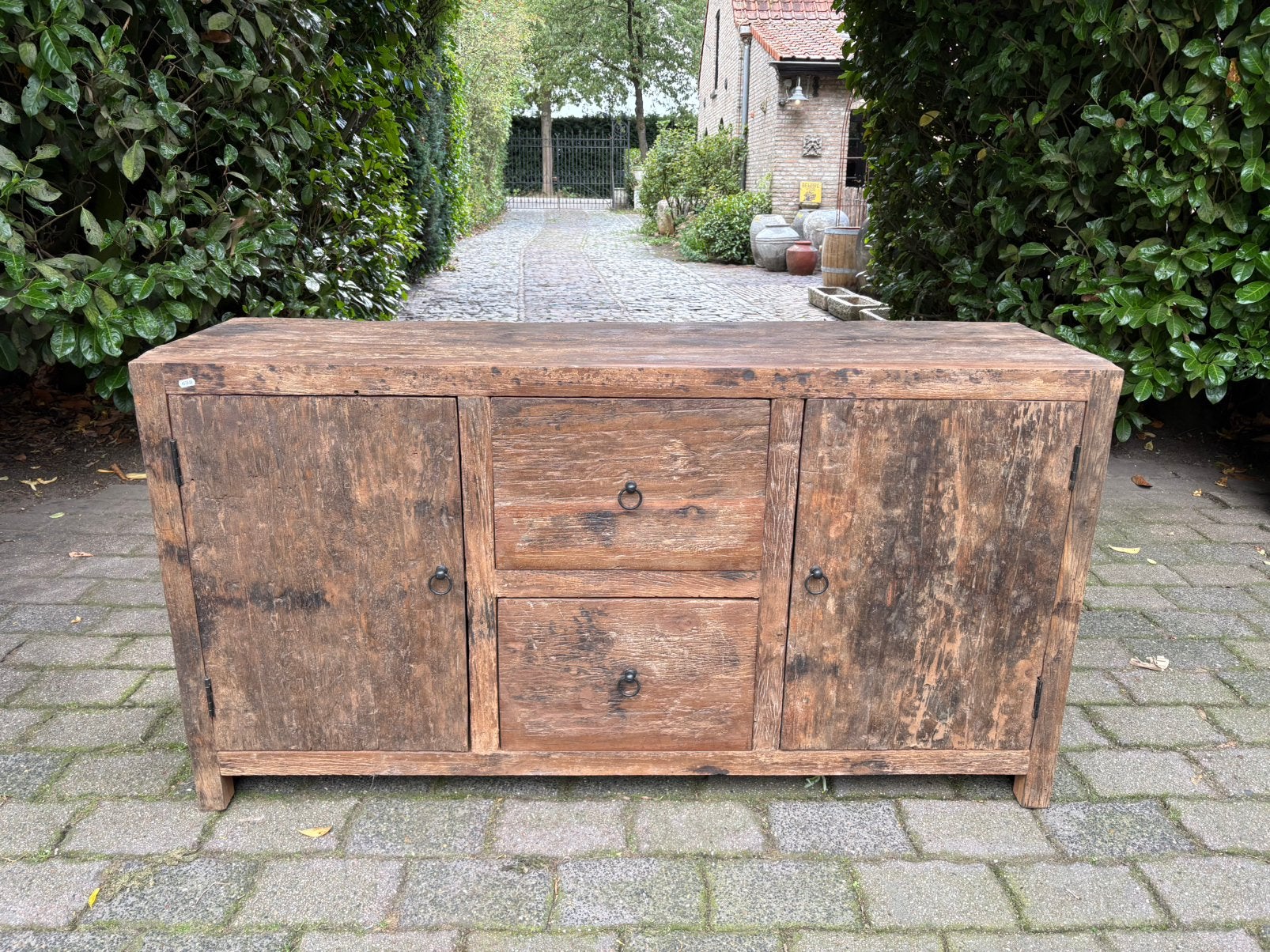 Stoer dressoir van oud Railwood, Ophalen, Met deur(en), 150 tot 200 cm, Teakhout