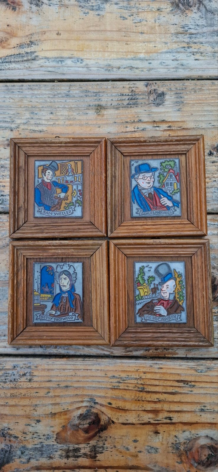 4 geëmailleerde tegels met Charles Dickens figuren, Antiek en Kunst, Antiek | Emaille, Ophalen of Verzenden