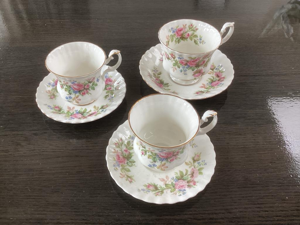 Set van 3 Royal Albert Moss Rose kop en schotels, Ophalen, Zo goed als nieuw, Porselein, Kop en/of schotel