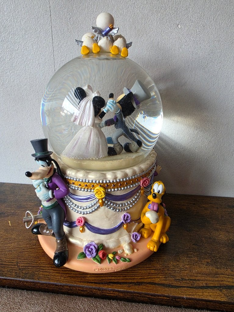 Disney snowglobe mickey en minnie bruiloft, Verzamelen, Ophalen, Mickey Mouse, Zo goed als nieuw, Beeldje of Figuurtje