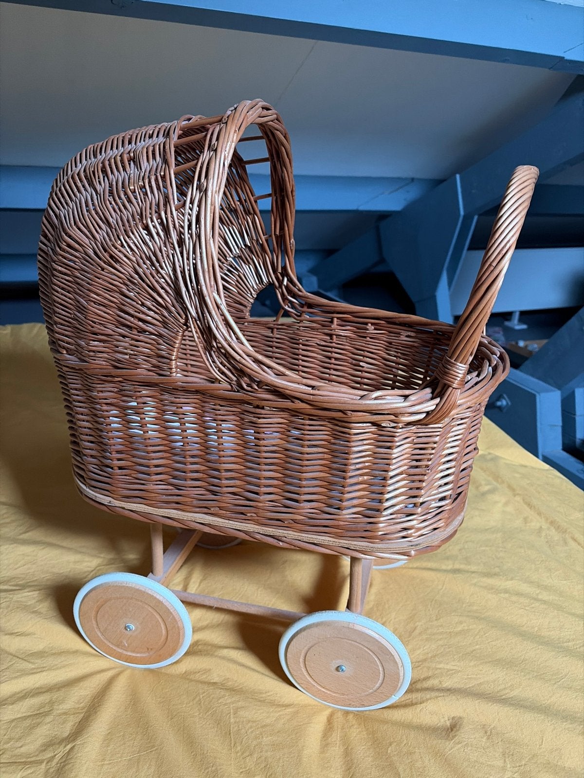 Vintage rieten poppenwagen - perfect voor babypoppen, Ophalen, Gebruikt, Babypop
