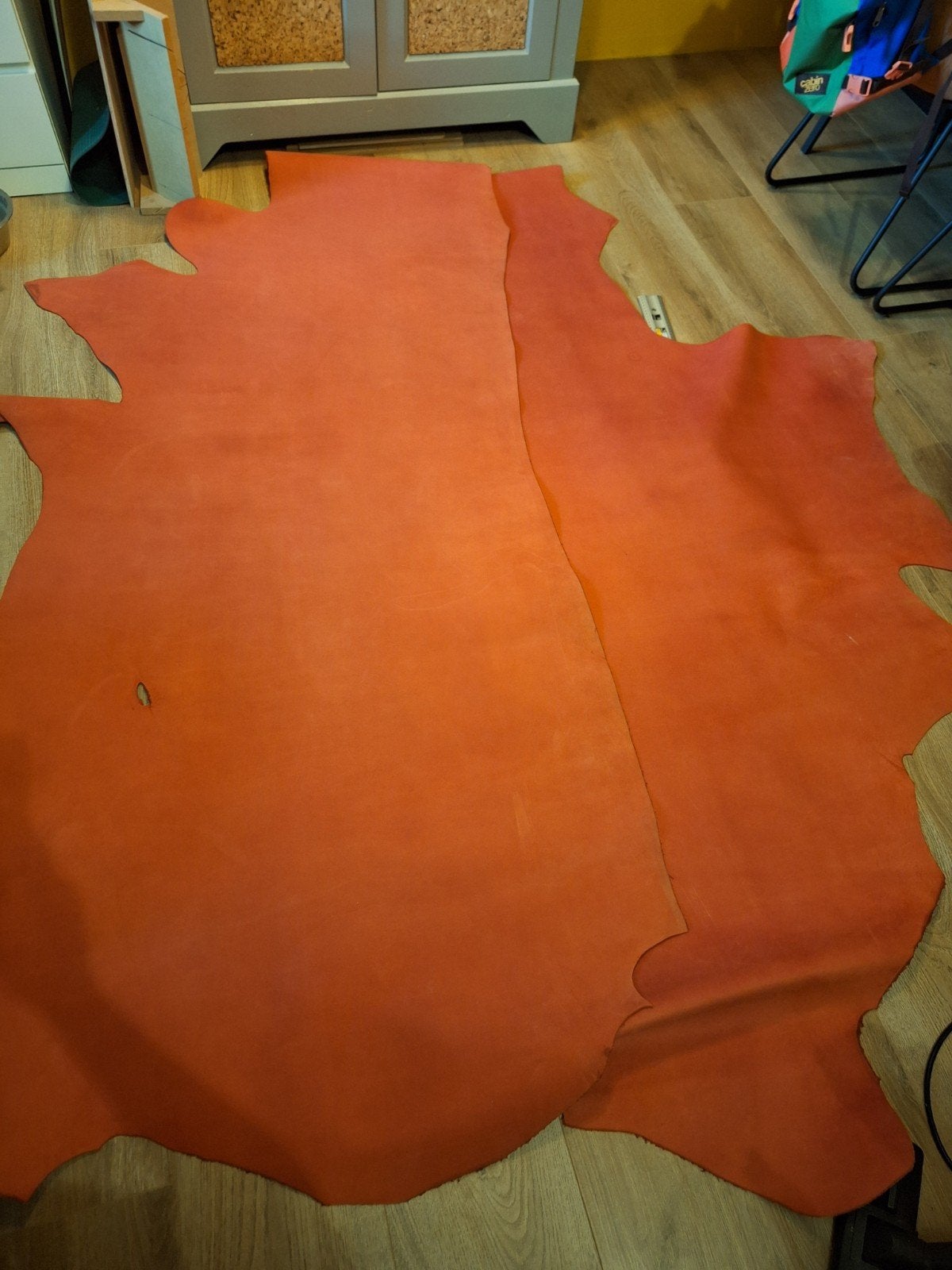 Nog 2 enorme halve rundervellen tuigleer, Hobby en Vrije tijd, Leer of Kunstleer, Oranje, Ophalen of Verzenden, 30 tot 120 cm