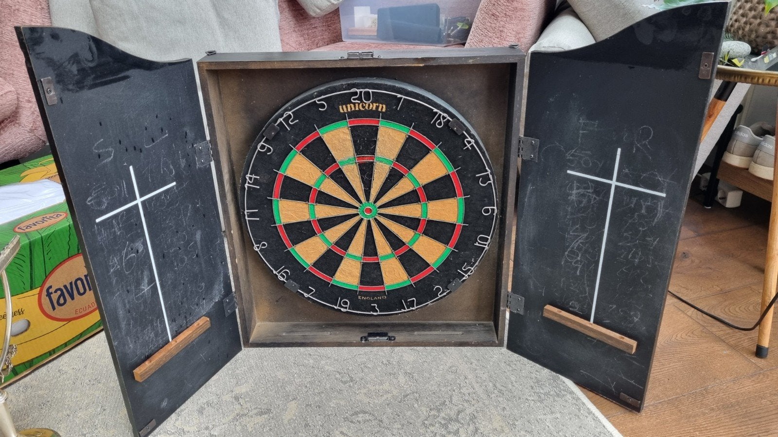 Dartbord met Kast - Kings Head Pub & Lodging, Sport en Fitness, Ophalen, Gebruikt, Dartbord