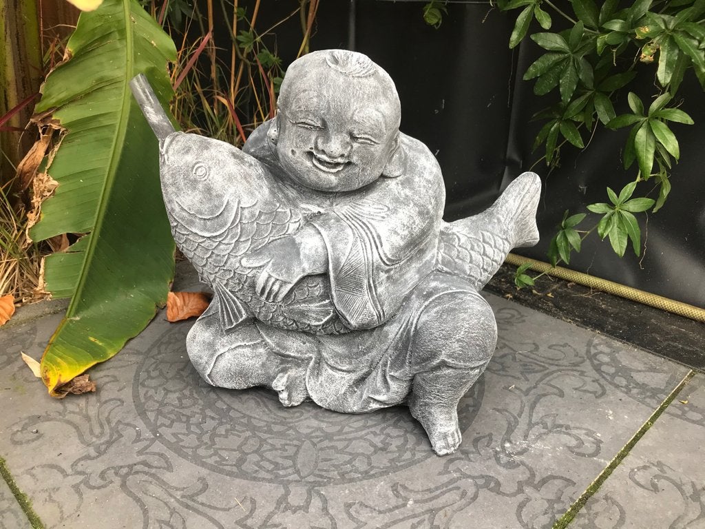Chinees dikbuik boeddha met koikarper waterfontein, Tuin en Terras, Tuinbeelden, Verburgt Vintage, Nieuw, https://verburgtvintage.nl/#contact