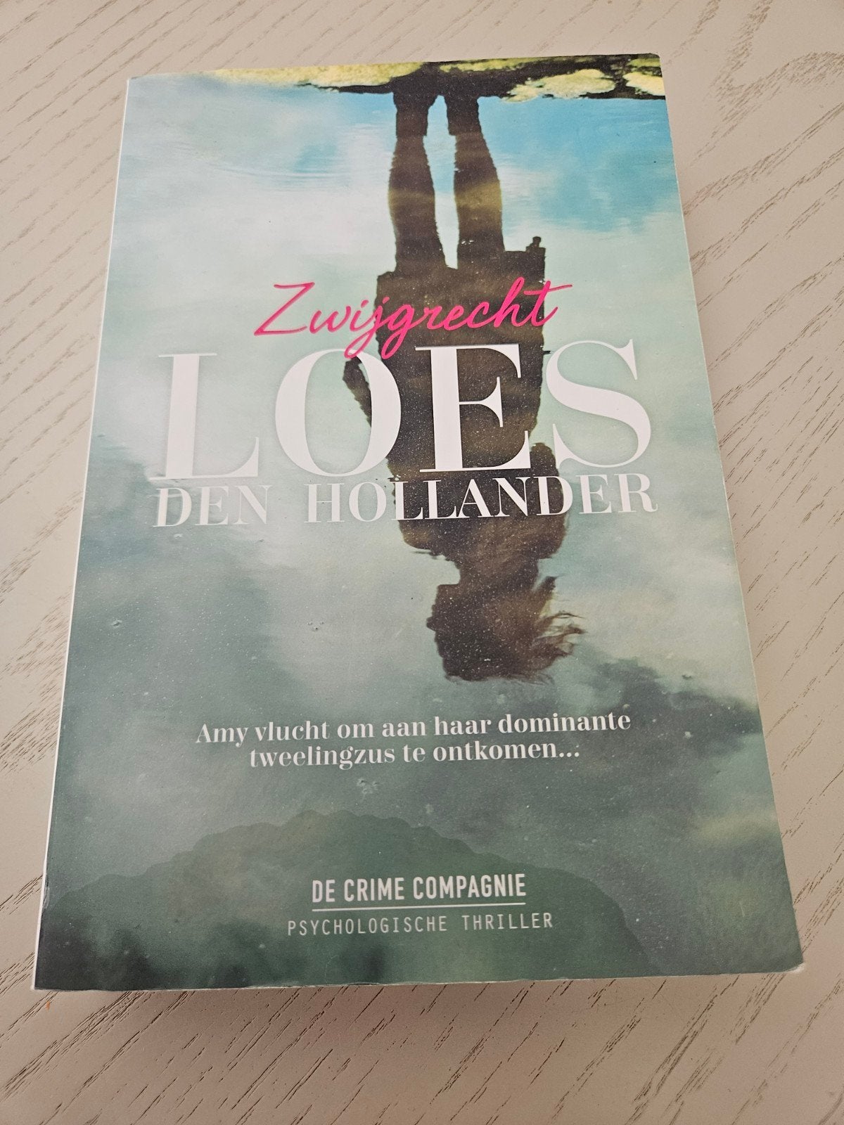 Loes den Hollander. Zwijgrecht., Loes den Hollander, Ophalen of Verzenden, Zo goed als nieuw, Nederland