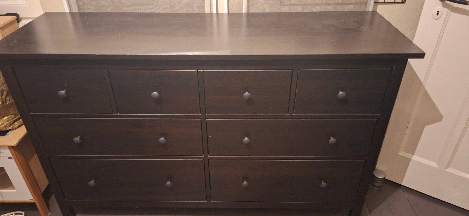 Donkerbruine Hemnes ladekast met 8 laden, Ophalen, Gebruikt, 5 laden of meer, 150 tot 200 cm