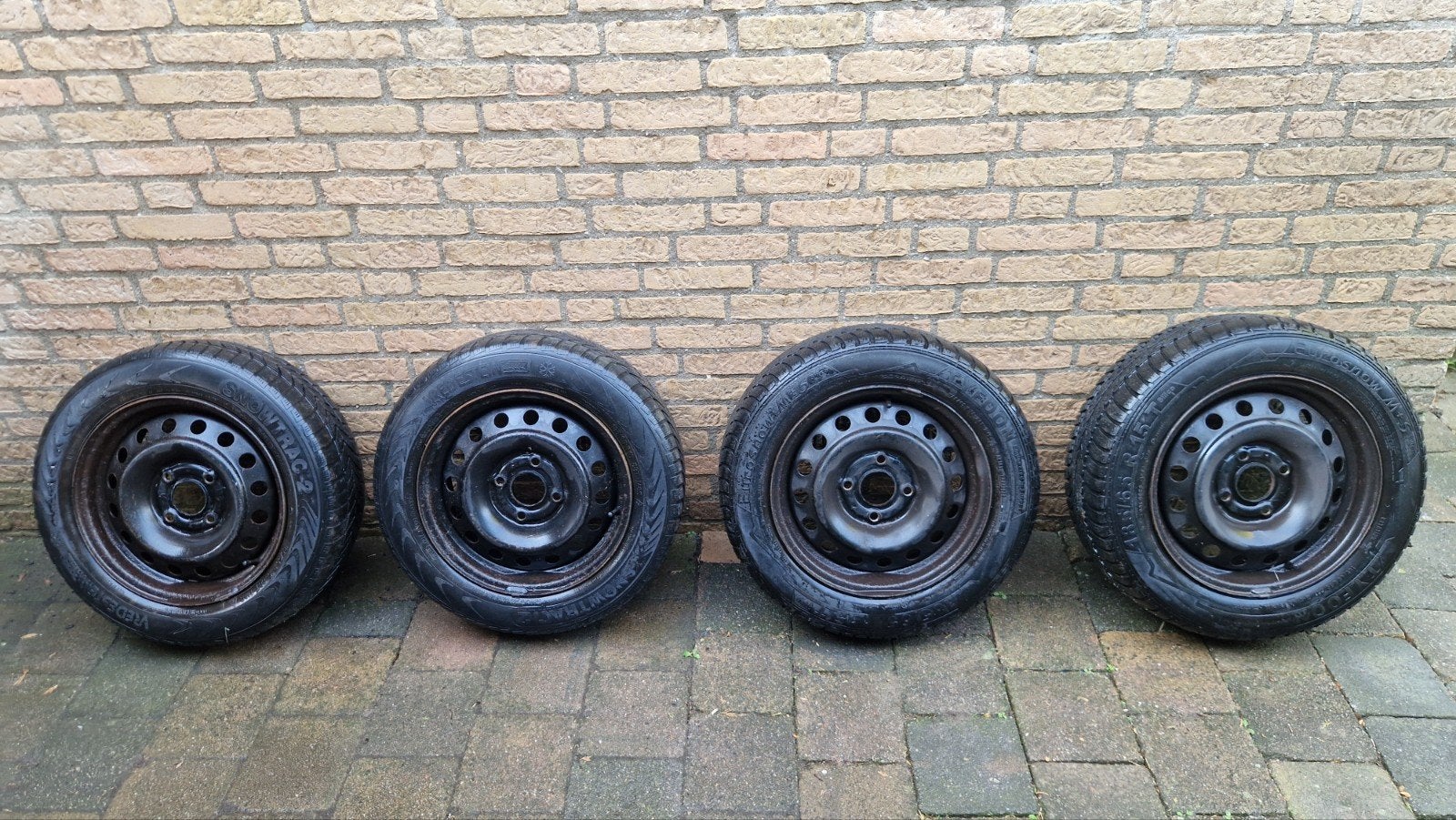 4 Winterbanden op stalen velgen - 185/65 R15, Ophalen of Verzenden, Gebruikt