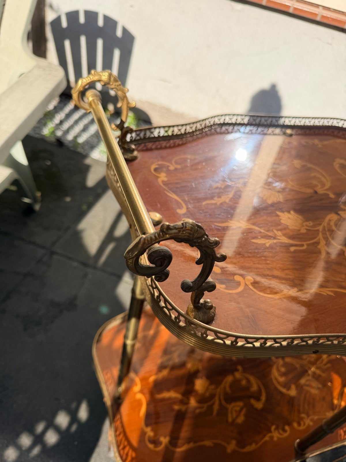 Antieke serveerwagen met marqueterie en messing details, Ophalen