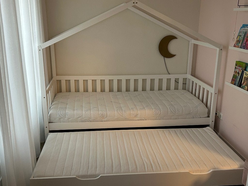 Huisjesbed Dallas 1persoons wit (incl matrassen), Kinderen en Baby's, Ophalen, 85 tot 100 cm, Zo goed als nieuw, Matras