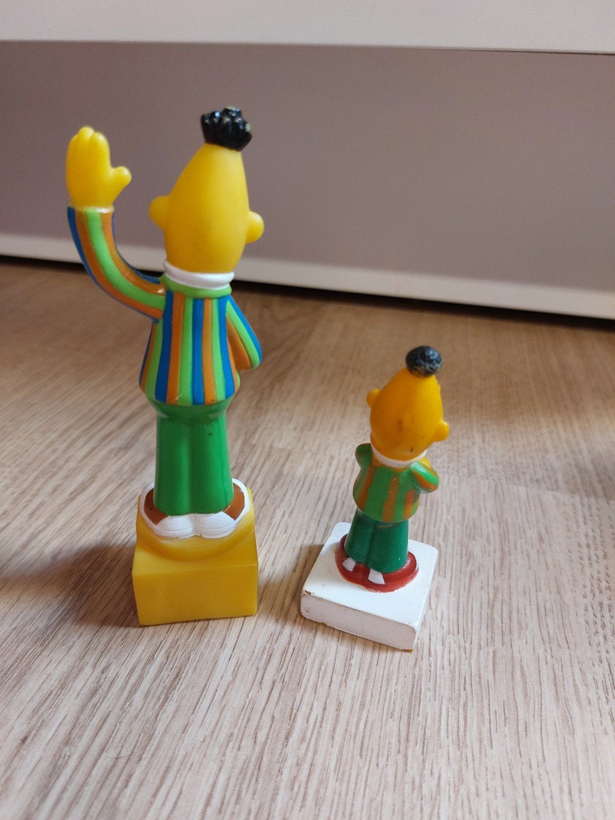 2x Bert poppetje op standaard Sesamstraat, Verzamelen, Poppetjes en Figuurtjes, Ophalen of Verzenden