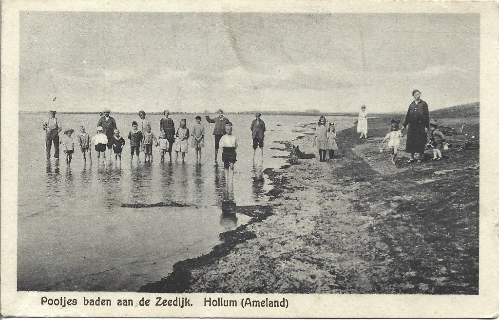 Ameland - Hollum - Pootjes baden  a d Zeedijk - oud - 1926, Ophalen of Verzenden, 1920 tot 1940, Gelopen, Waddeneilanden