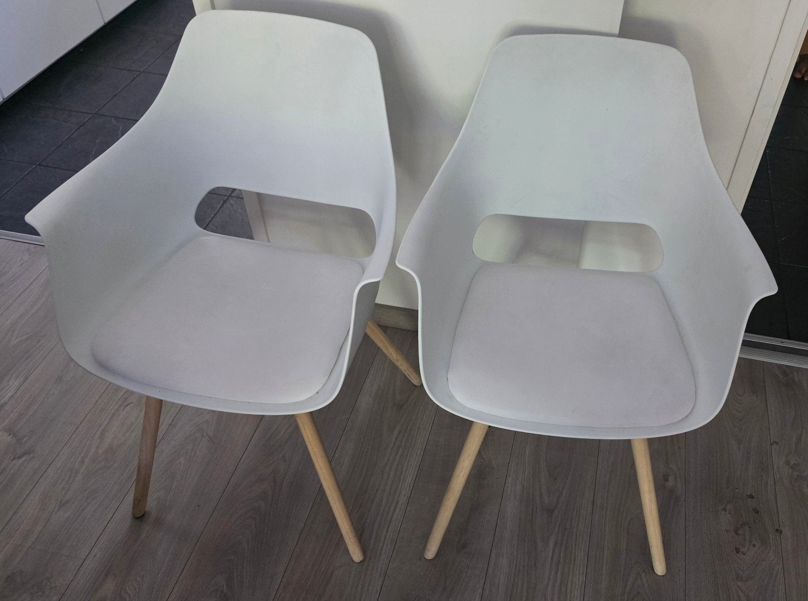 Set van 2 Witte Kuipstoelen met Houten Poten, Huis en Inrichting, Stoelen, Twee, Modern, Scandinavisch, Wit, Zo goed als nieuw