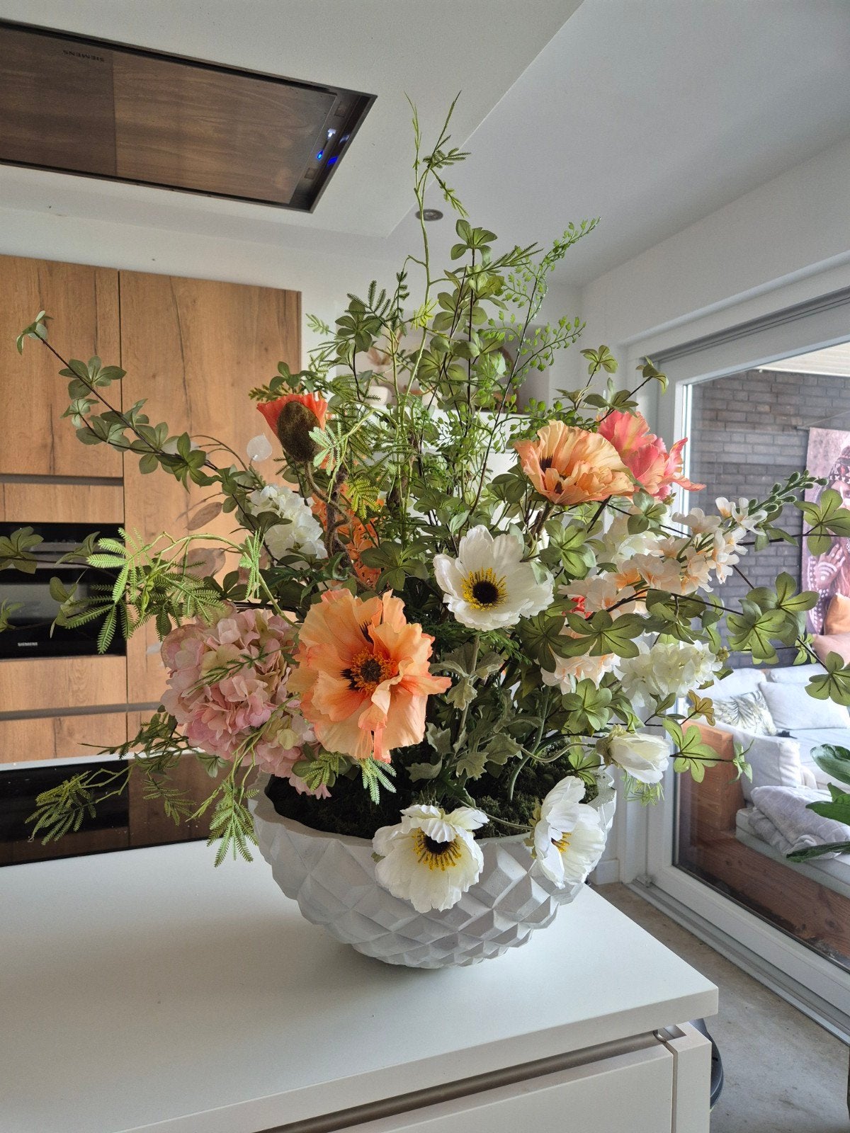 Witte schaal met kunstbloemen, zalmroze en wit, Huis en Inrichting, Woonaccessoires | Vazen, Ophalen, Kunststof, Wit, Inclusief decoratie