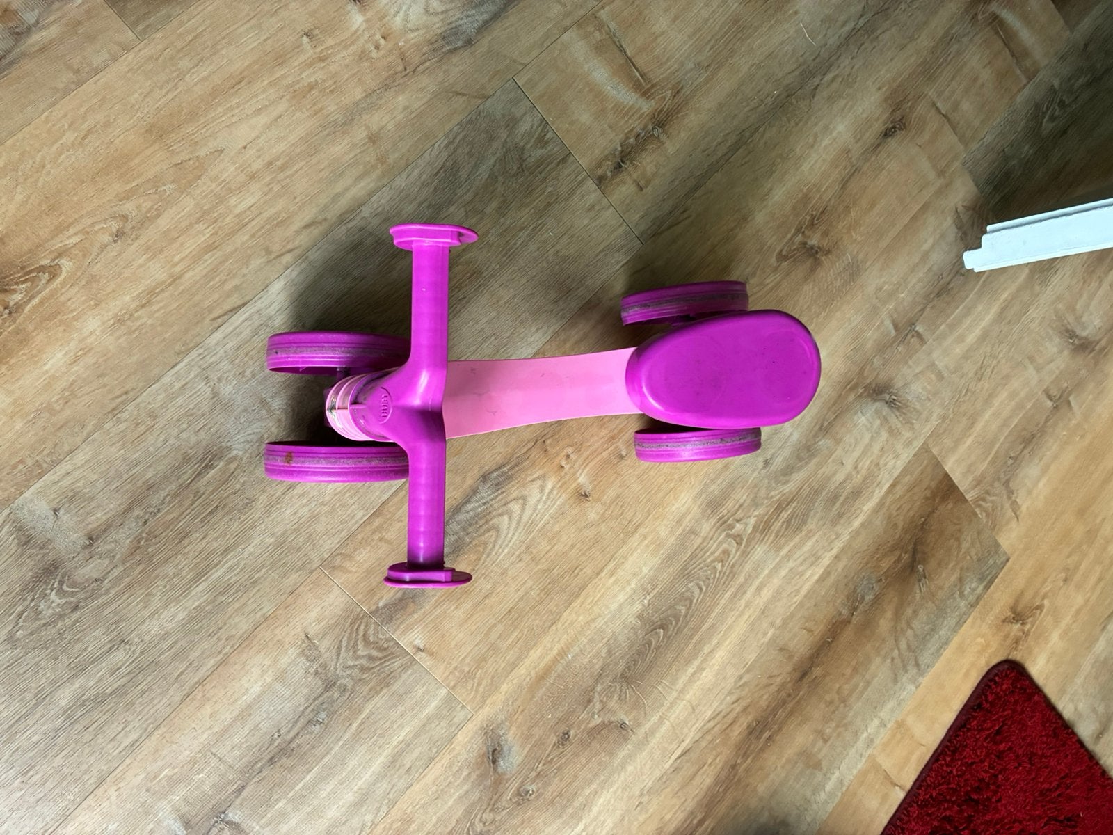 Roze loopfiets in goede staat
