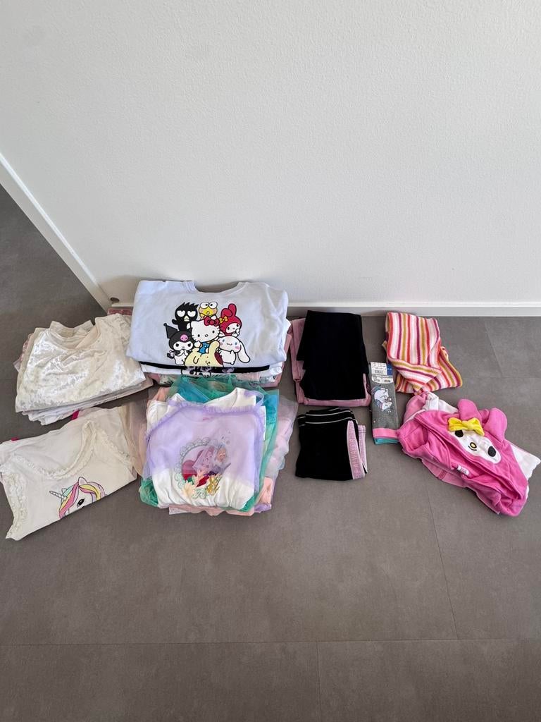 Unicorn en Sanrio kledingpakket van 34 stuks 122/128, Kinderen en Baby's, Kinderkleding | Kinder-kledingpakketten, Zo goed als nieuw