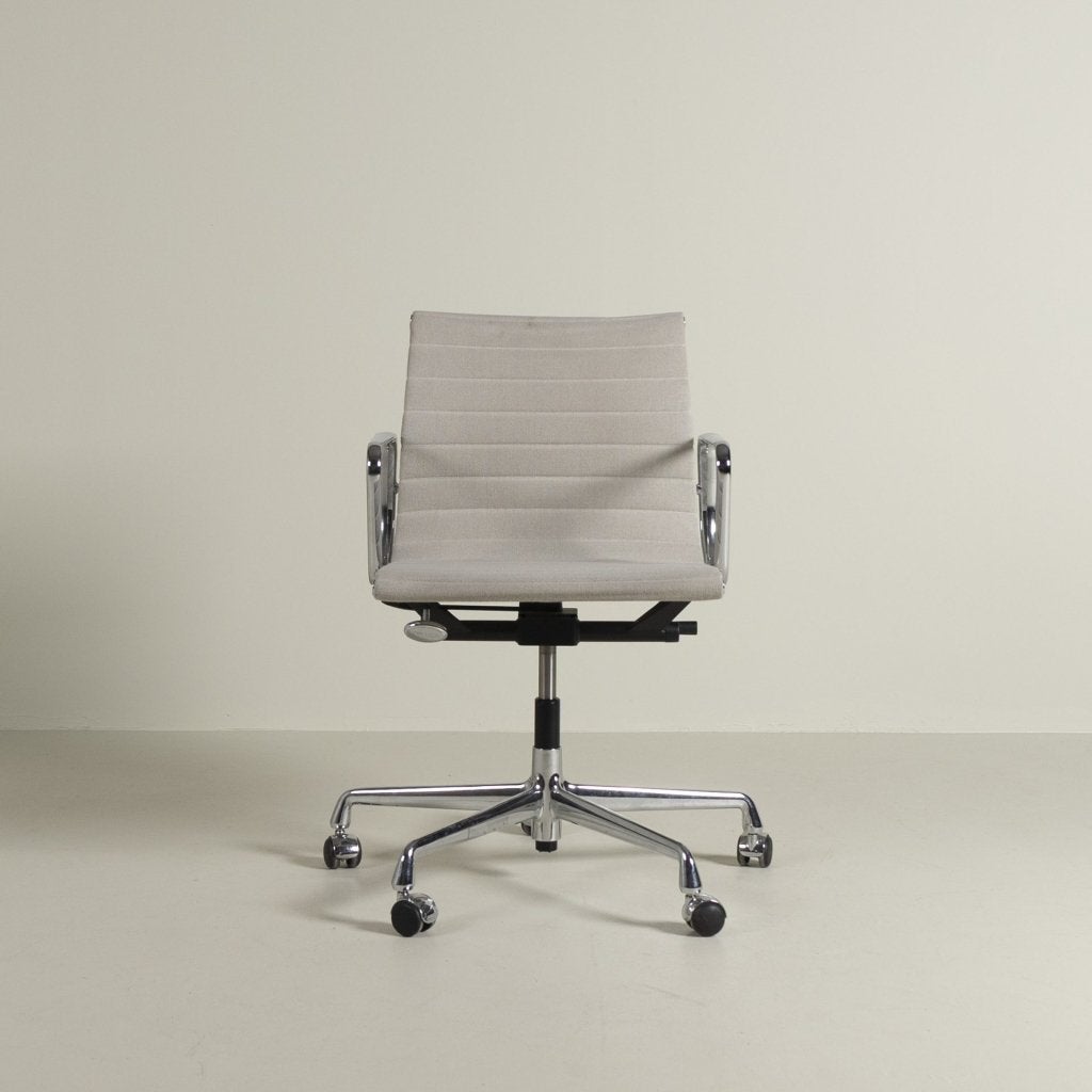 Vitra Eames EA 117 Bureaustoel Lichtgrijs Hopsak - Chroom, Vitra, Zo goed als nieuw, Niet ingevuld, Niet ingevuld