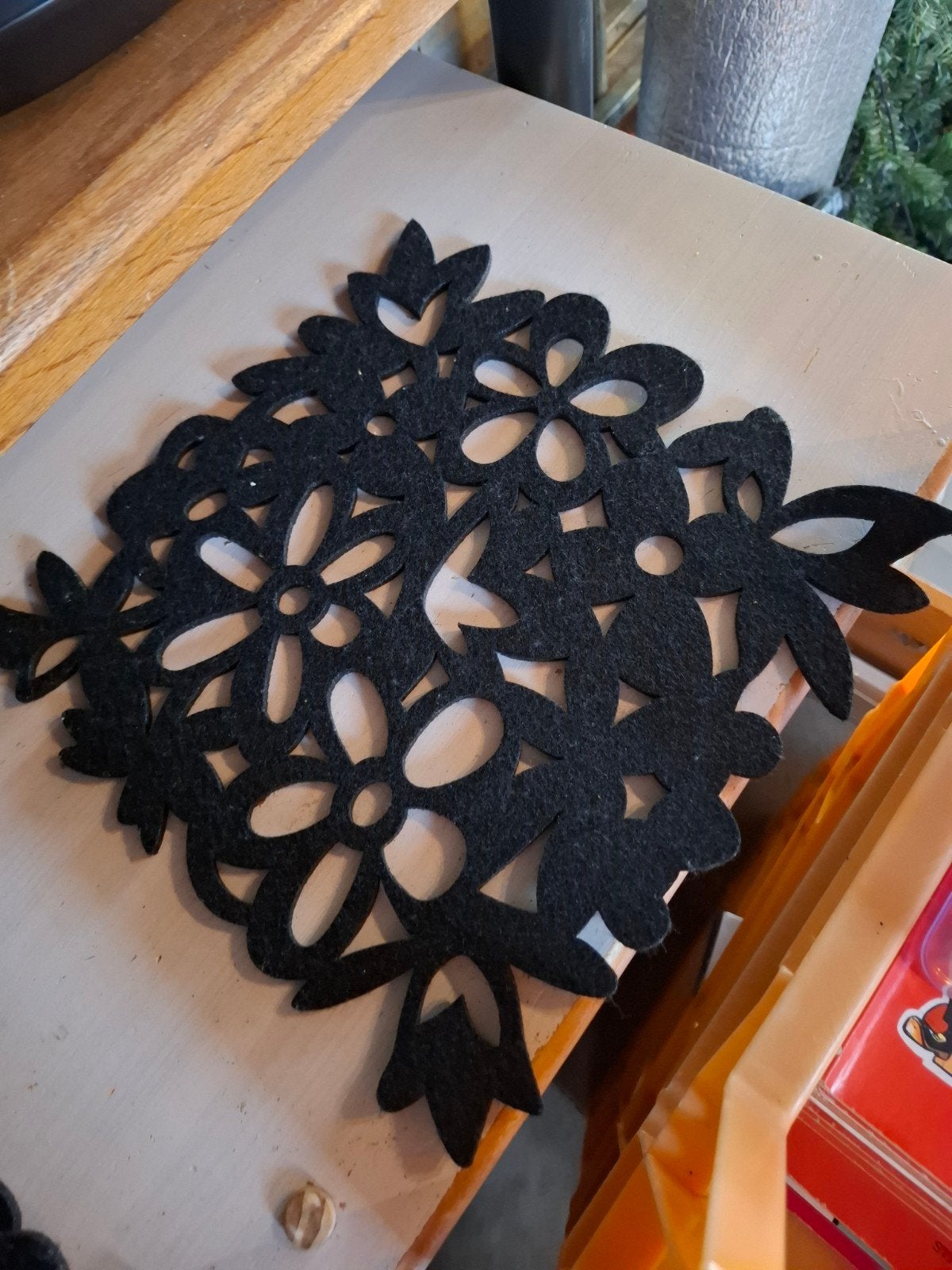 Zwart vilten onderzetter in bloemmotief, Ophalen of Verzenden, Modern, Textiel, Gebruikt