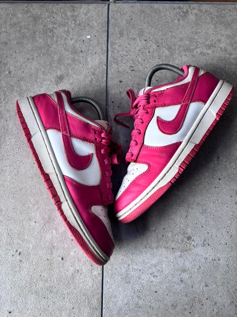 Nike Dunk Low Archeo Pink 38.5, Ophalen of Verzenden, Zo goed als nieuw, Roze, Sneakers of Gympen