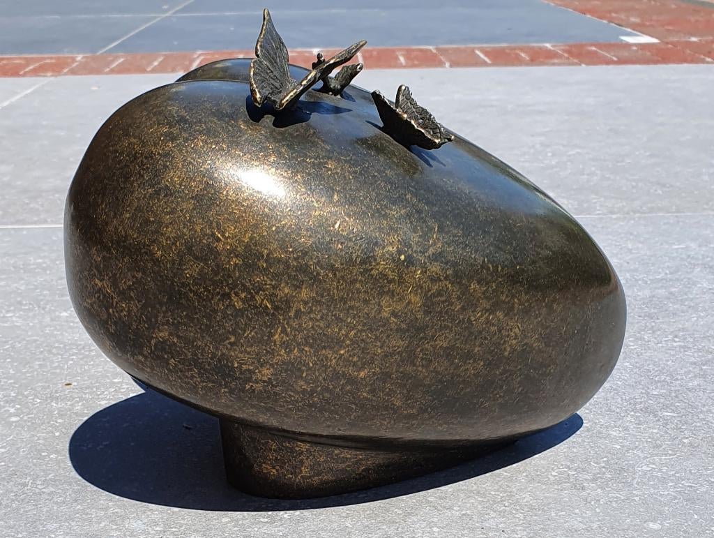 Grote BRONZEN URN / grafdecoratie / HART met VLINDERS, Huis en tuin decoratie Marie, Nieuw, Info@huisentuindecoratiemarie.nl, Peize