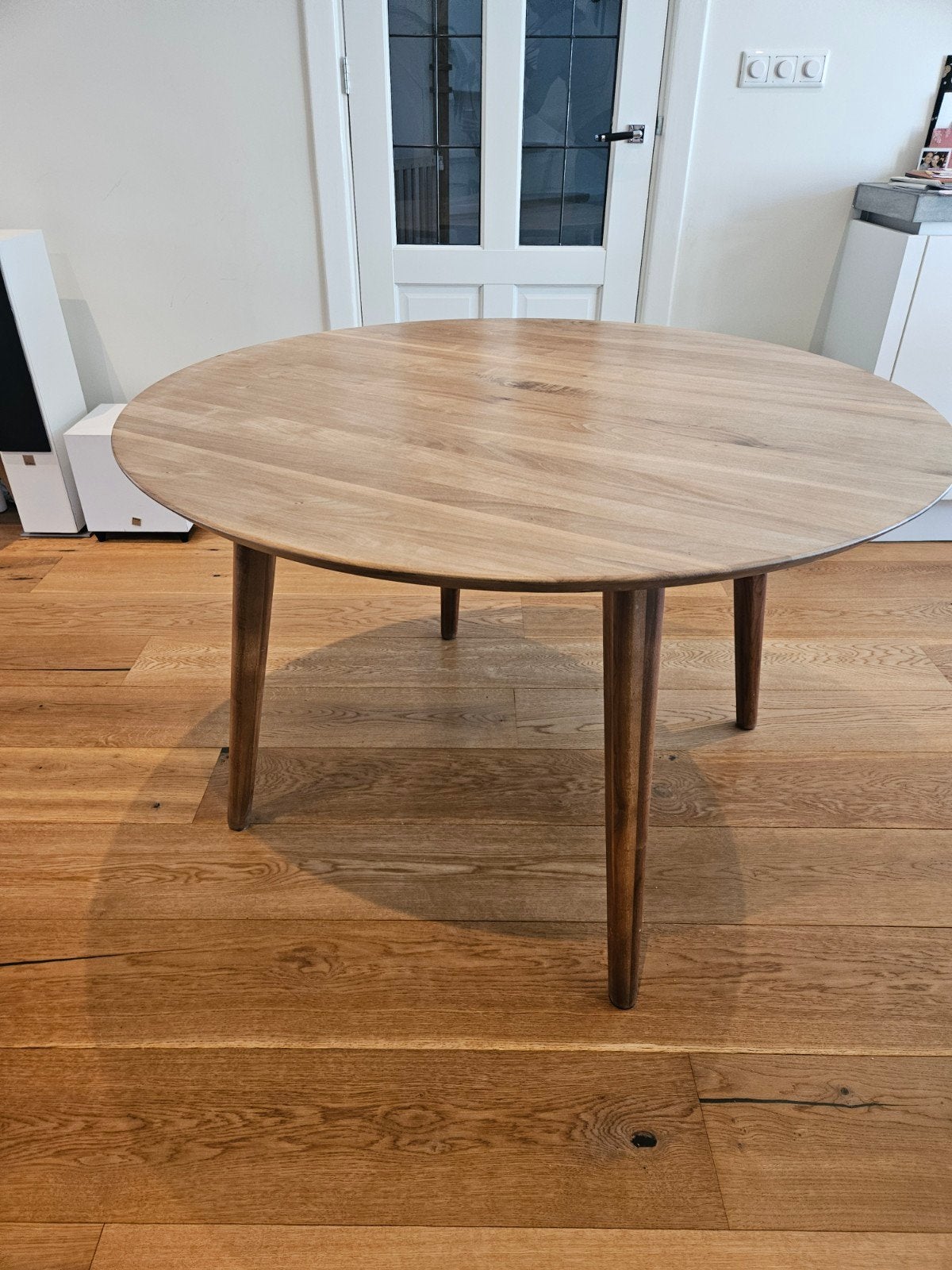 Sav & Okse Notenhouten Eettafel - Rond 120 cm, Ophalen, Gebruikt, Rond, Vier personen
