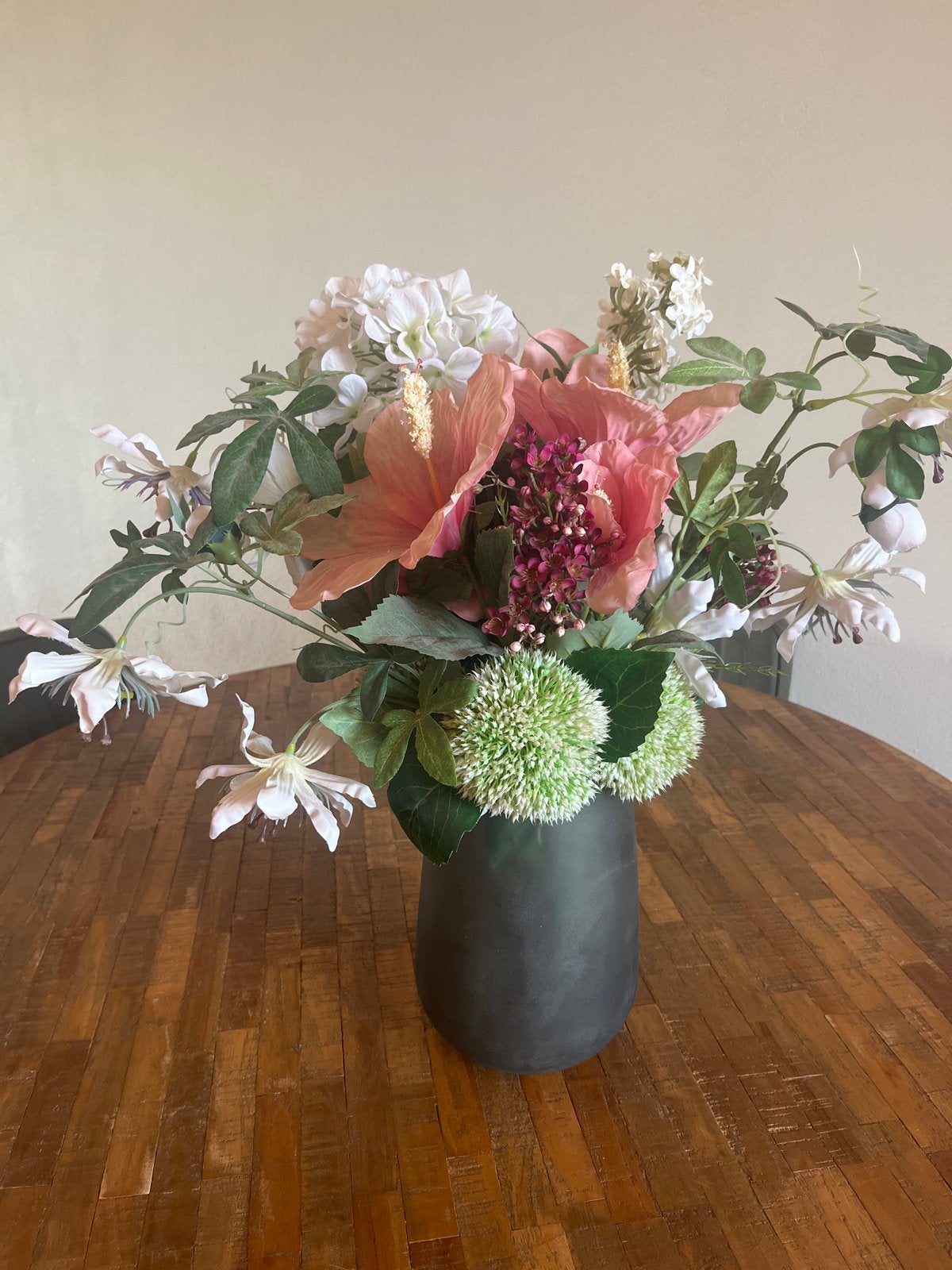 Moderne vaas met kunstbloemen - Grijs/Zwart, Huis en Inrichting, Ophalen, Overige materialen, Inclusief decoratie, Zo goed als nieuw