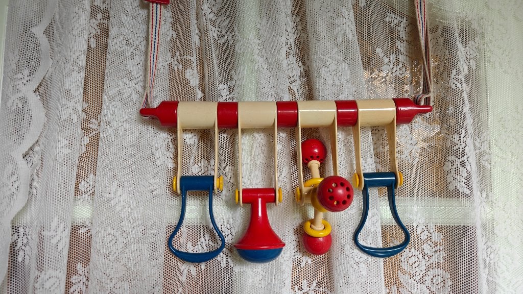 Vintage babytrapeze. Solide / jaren 80. Tinkelgeluid Stevig, Ophalen of Verzenden, Gebruikt, Babygym, Met geluid