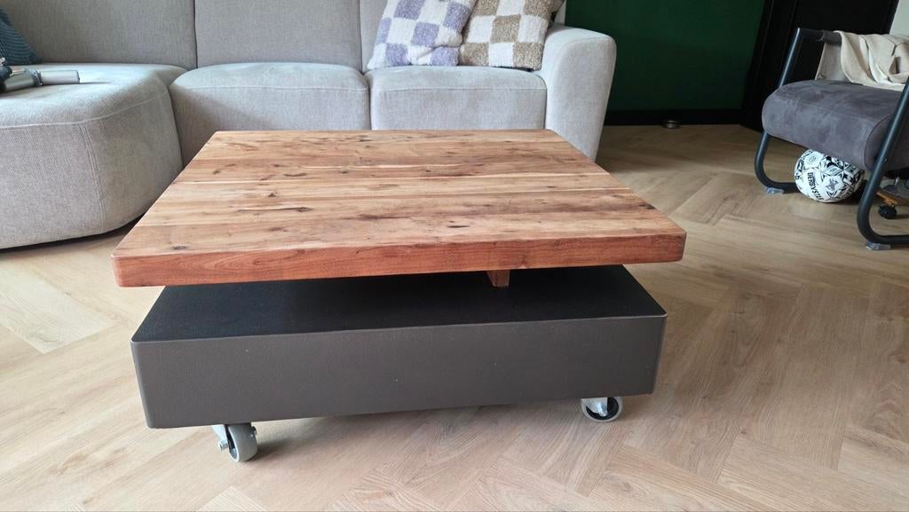 Salontafel met houten blad en wieltjes, Huis en Inrichting, Tafels | Salontafels, Ophalen, Gebruikt, Vierkant, Overige houtsoorten