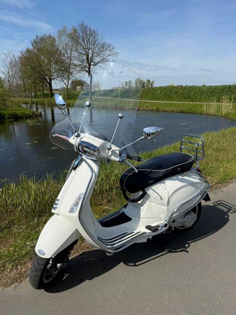 Vespa Sprint E5 25 km white in zeer nette staat, Fietsen en Brommers, Scooters | Vespa, Ophalen, Vespa S, Zo goed als nieuw, Benzine