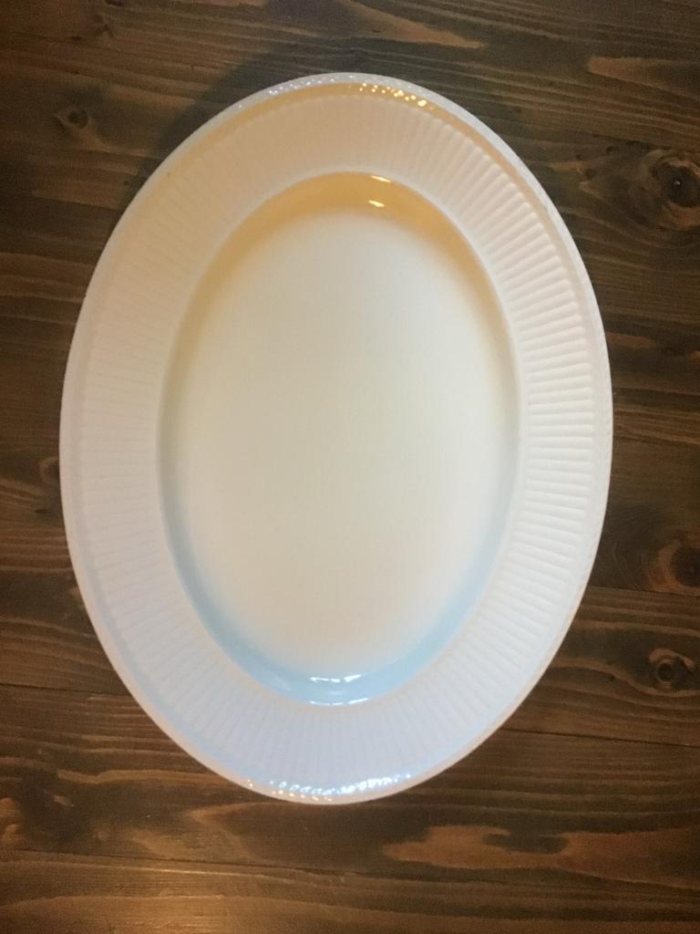 Wedgewood grote ovale schaal  -  opbrengst giro 555, Keramiek, Ophalen of Verzenden, Zo goed als nieuw, Bord(en)
