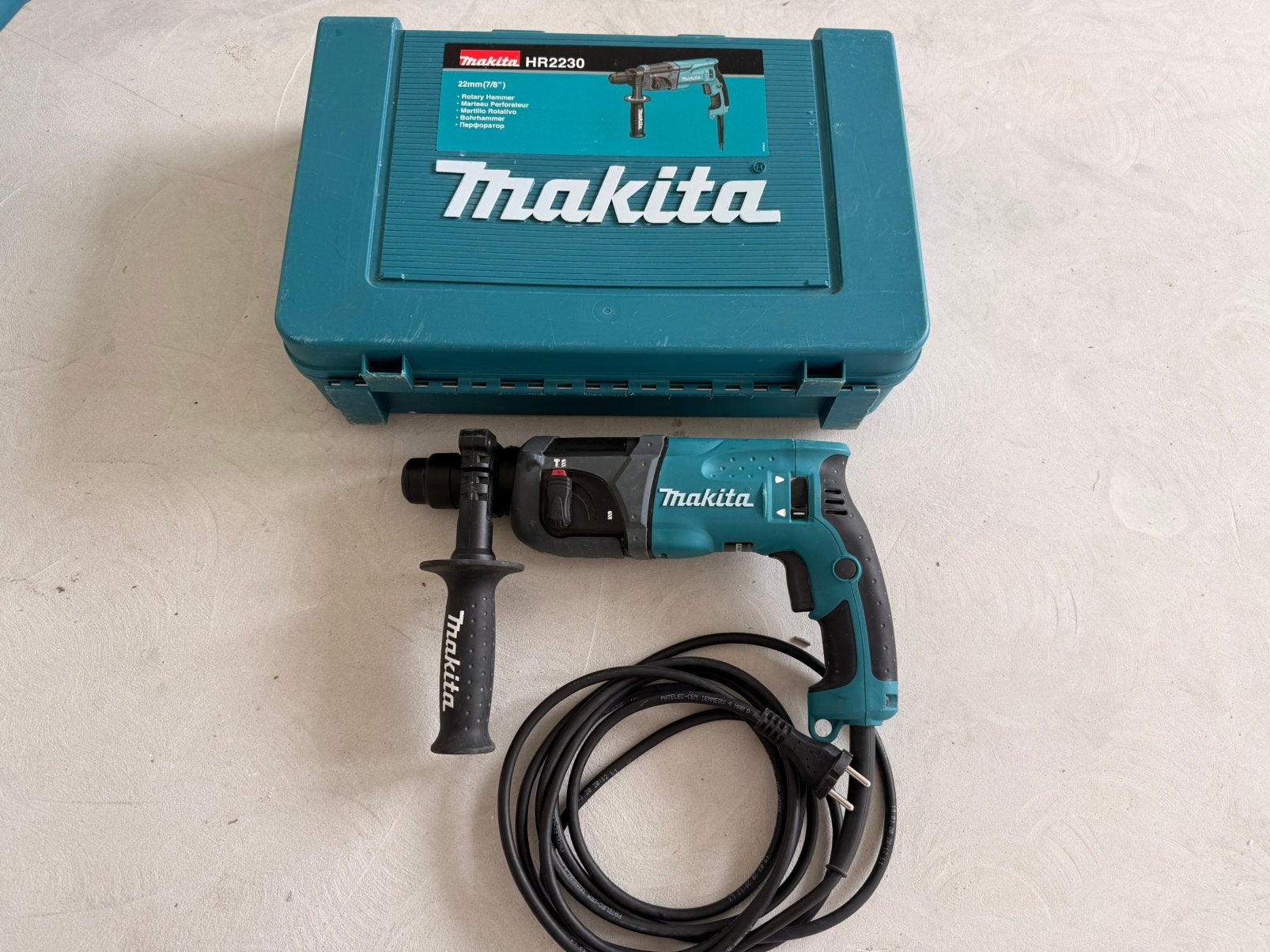 Used Makita boormachine HR2230, Doe-het-zelf en Verbouw, Gereedschap | Boormachines, Ophalen of Verzenden, Zo goed als nieuw, Boormachine