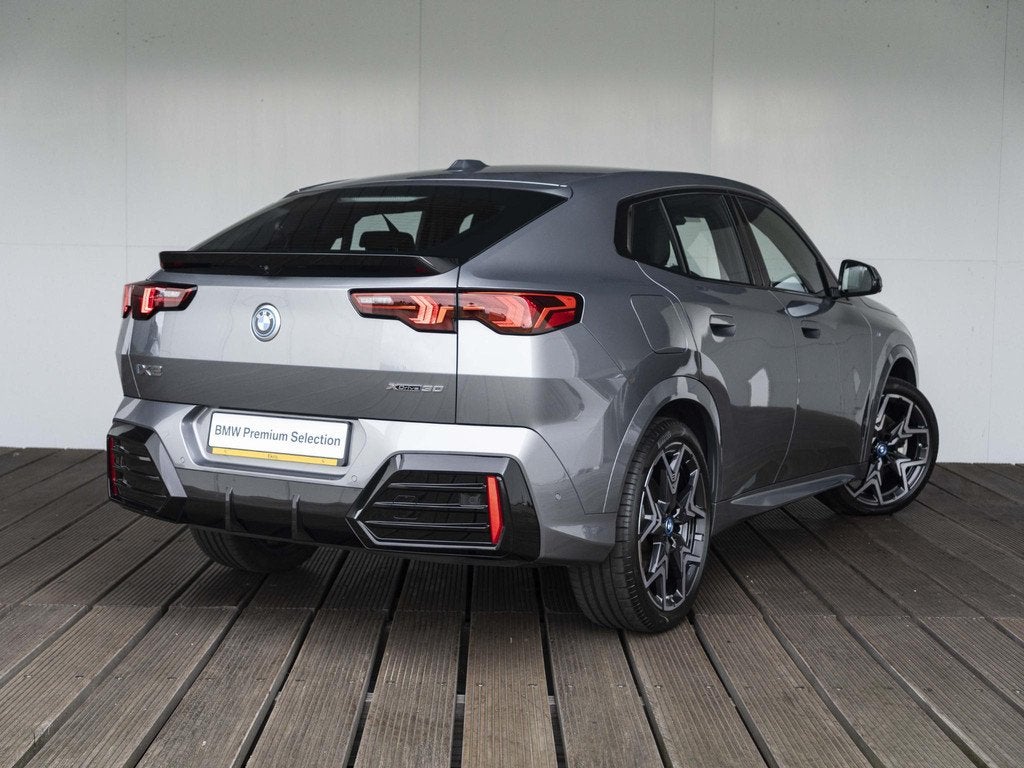 BMW iX2 xDrive30 | M Sportpakket | Innovation Pack | 20 inch, Auto's, BMW, Zwart, Met garantie (alle), Vierwielaandrijving, 313 pk