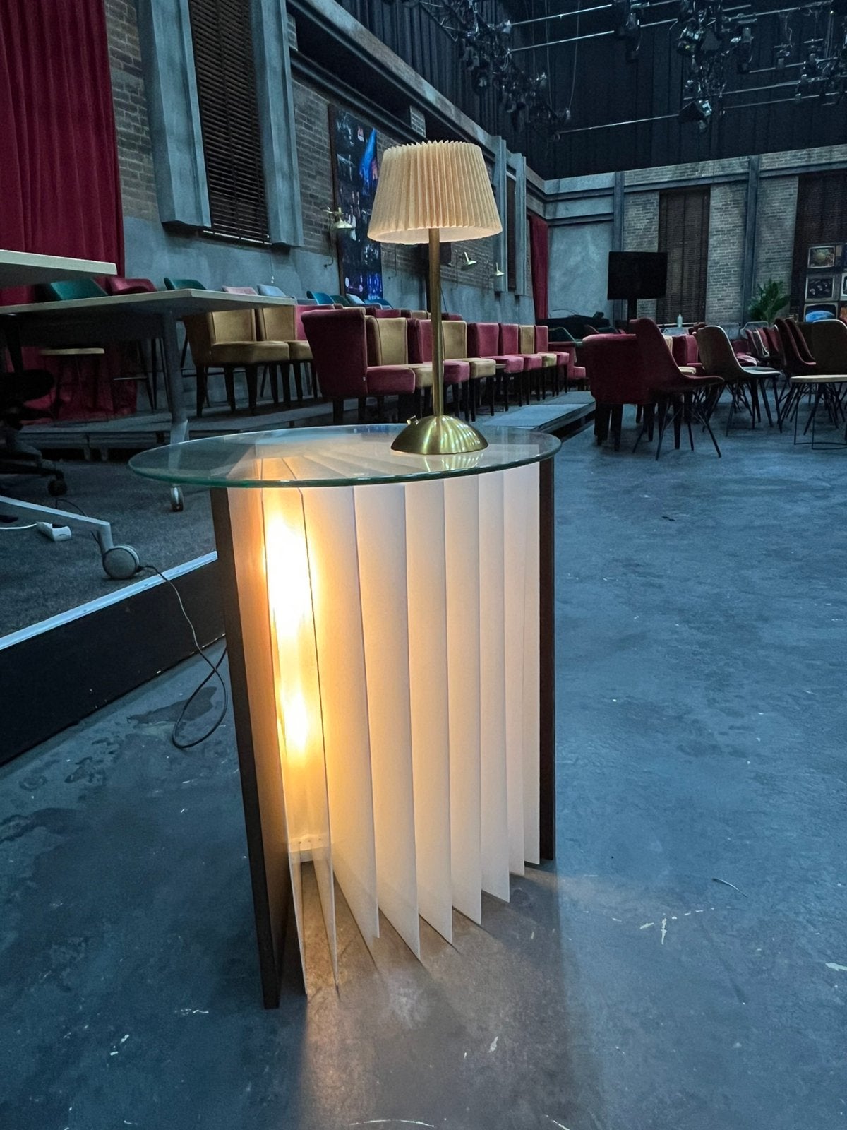 Bijzettafel in de vorm ve boek en tevens verlicht, 45 tot 60 cm, Minder dan 55 cm, Gebruikt, Rond