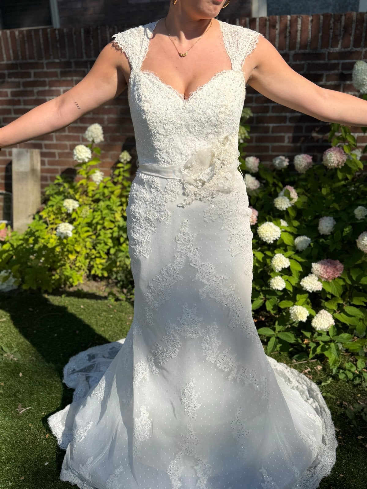Prachtige trouwjurk met mooie accenten, maat M-L, Ophalen of Verzenden, Zo goed als nieuw, Wit, Trouwjurk