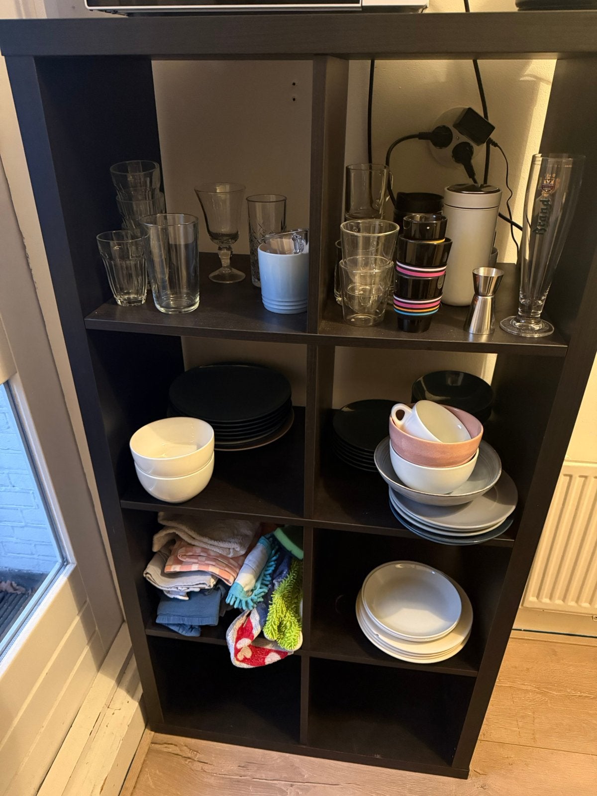 IKEA KALLAX vakkenkast zwartbruin – 8 vakken – € 10, Huis en Inrichting, Ophalen, Gebruikt, 25 tot 50 cm