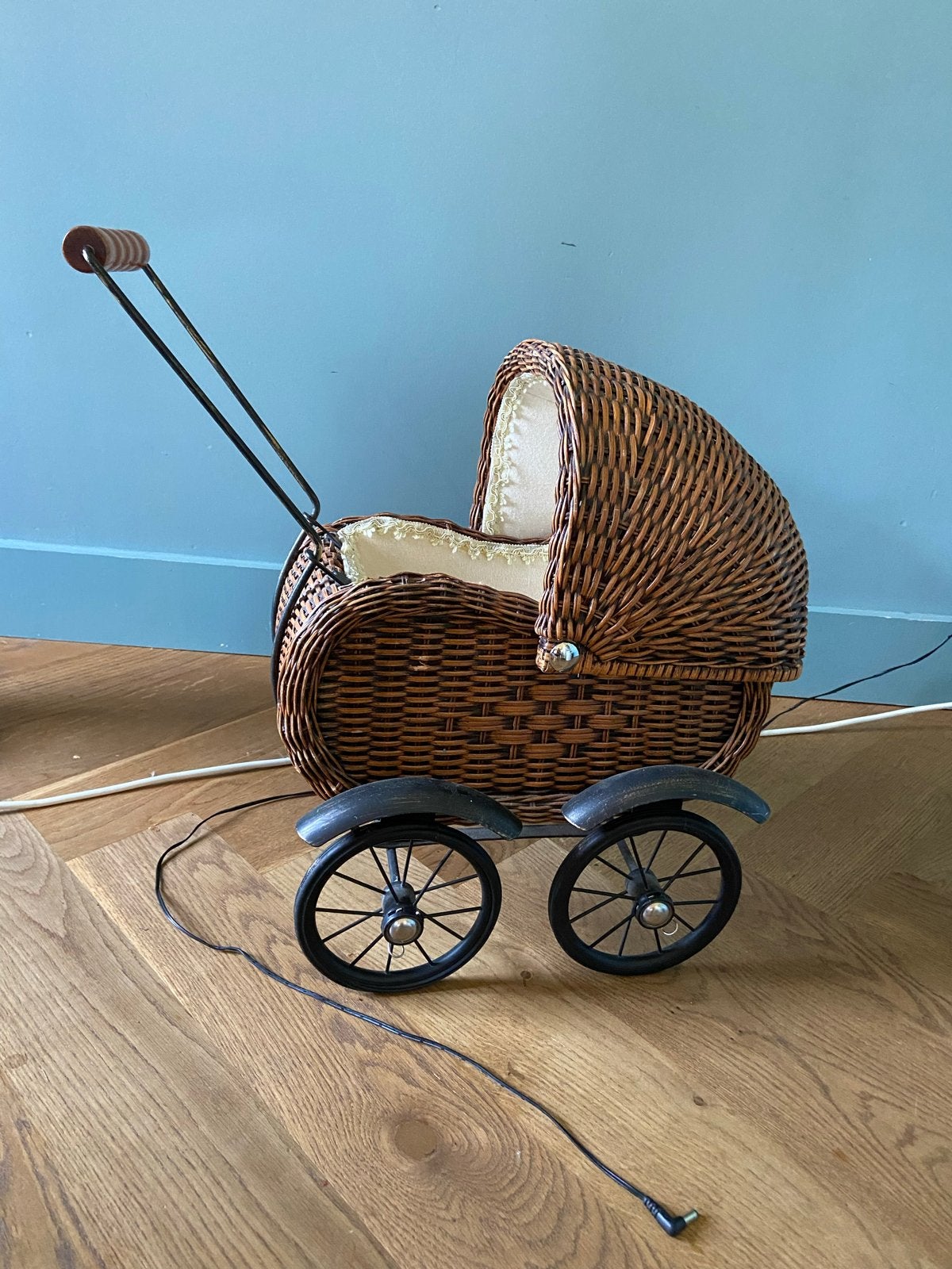 Vintage rieten poppenwagen - decoratief item, Ophalen, Gebruikt, Overige typen