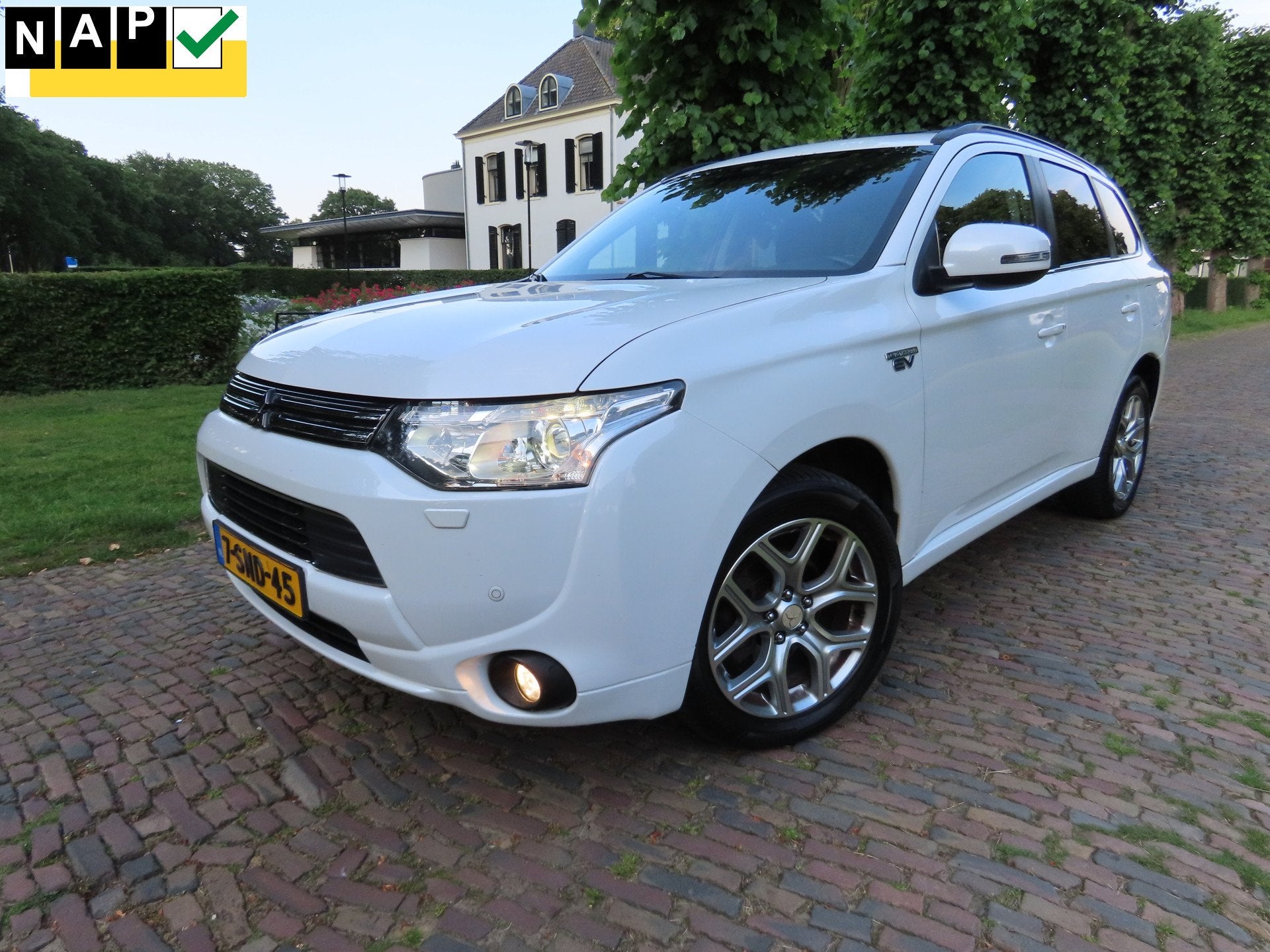 Mitsubishi Outlander 2.0 PHEV Instyle+ Leer Schuif/Kanteldak, Auto's, Mitsubishi, Automaat, 135 pk, Zwart, 4 cilinders