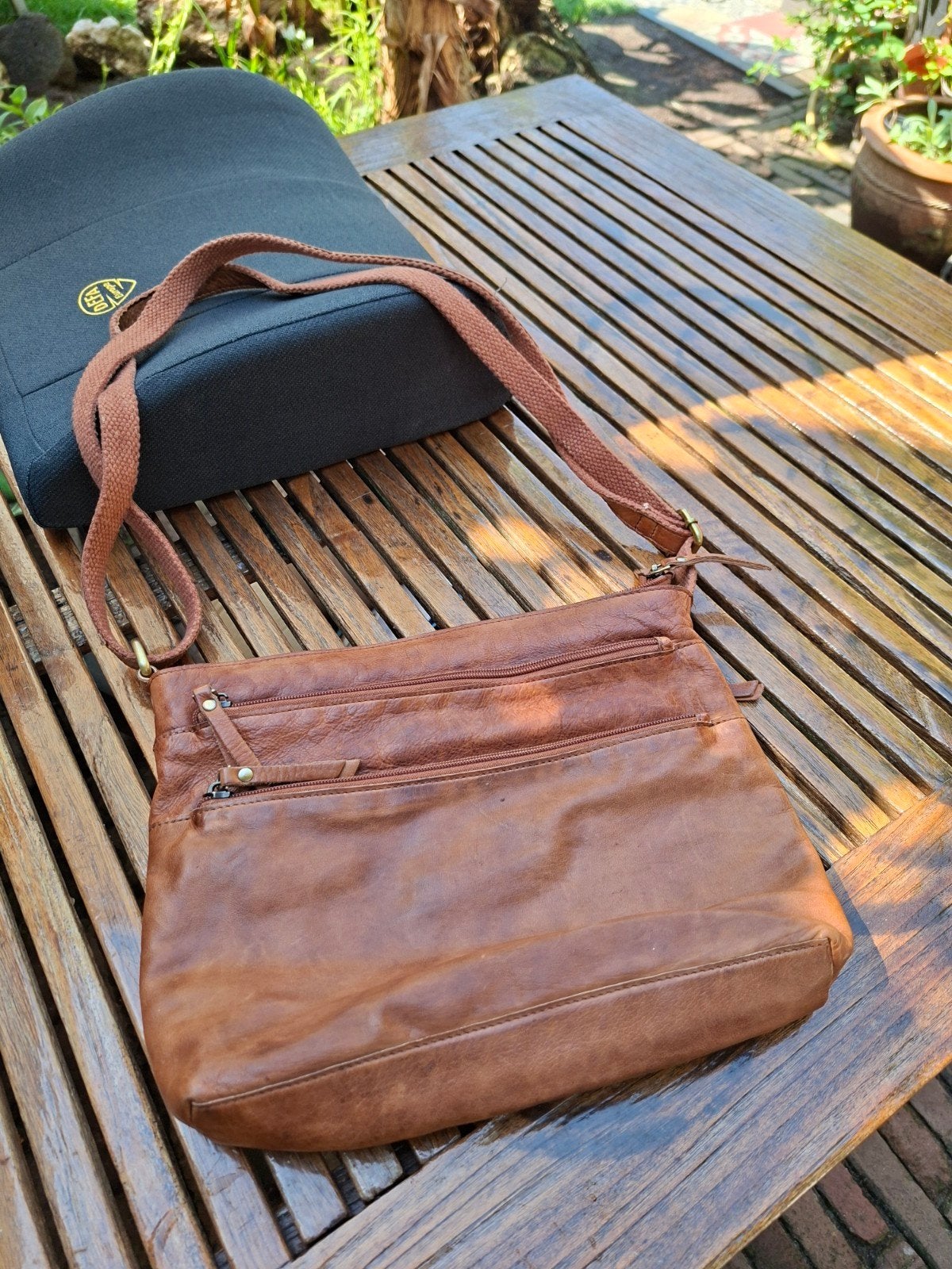 Bruine lederen dames schoudertas met ritsvakken, Overige merken, Gebruikt, Bruin, Ophalen of Verzenden